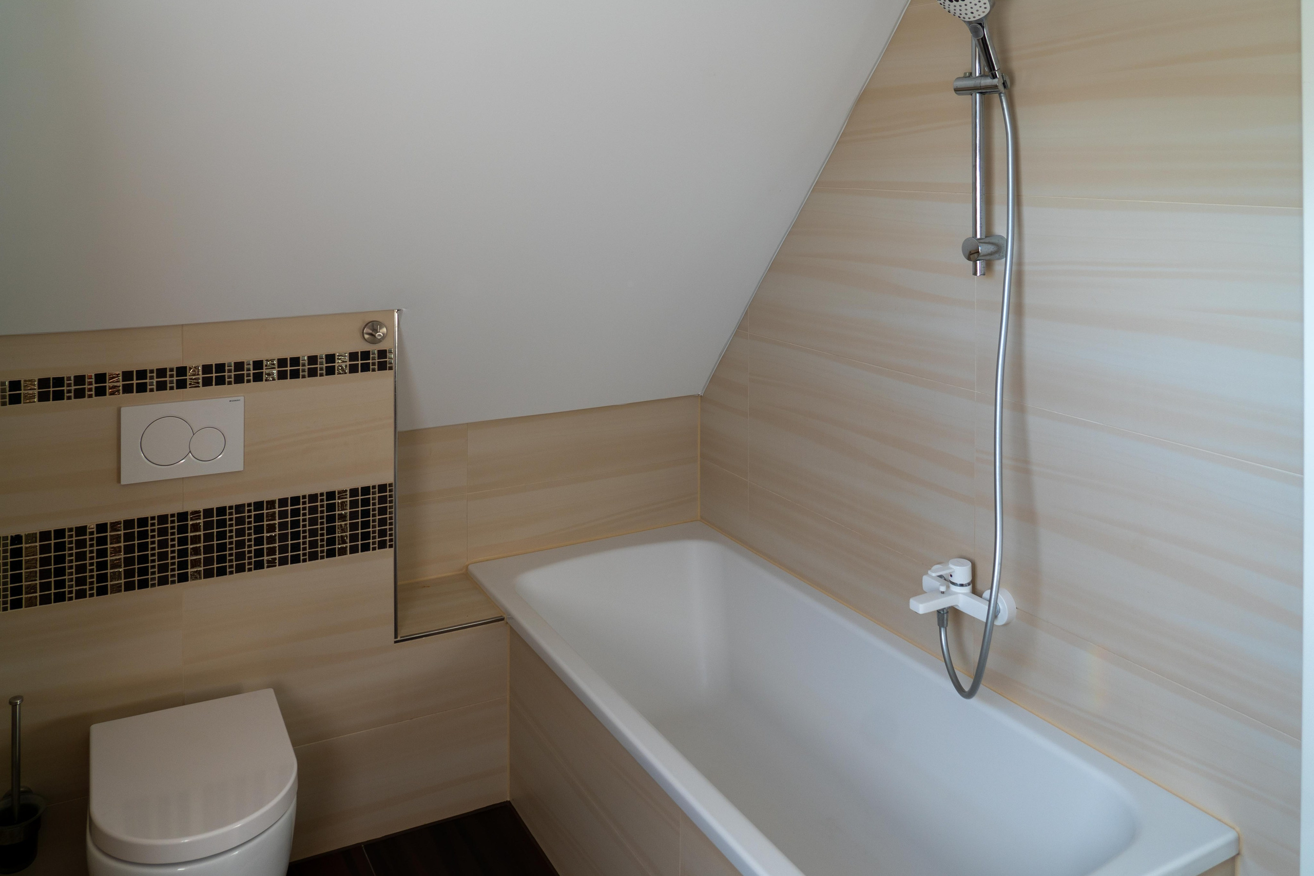 Badezimmer Rotenburg Dachschräge Badewanne WC Immobilienfotografie Niedersachsen