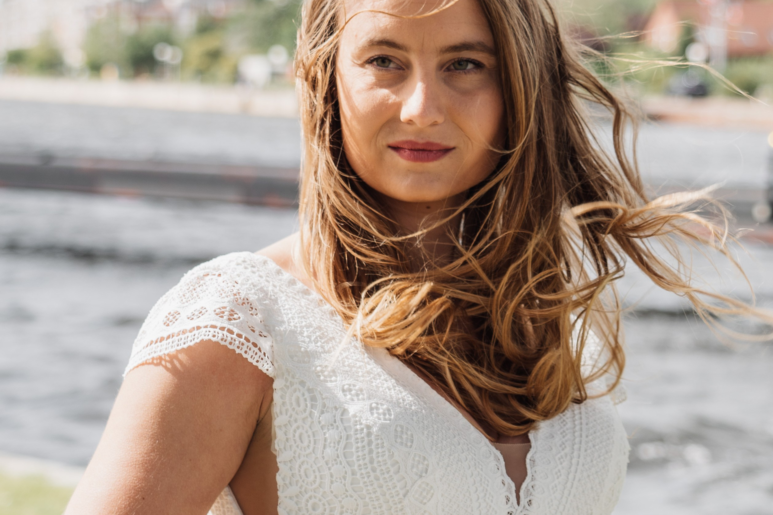 Brautporträt an der Kaiserbrücke. Hochzeiten & Fotografie in Wilhelmshaven | Jade Visual