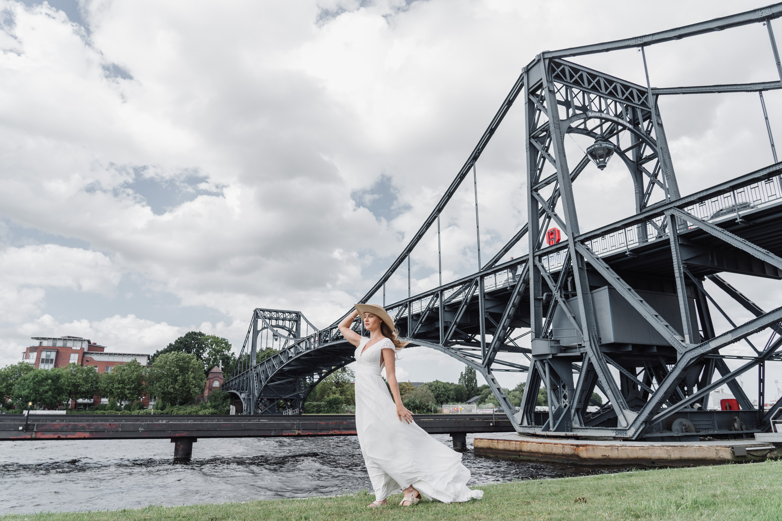 Brautporträt an der Kaiserbrücke. Hochzeiten & Fotografie in Wilhelmshaven | Jade Visual