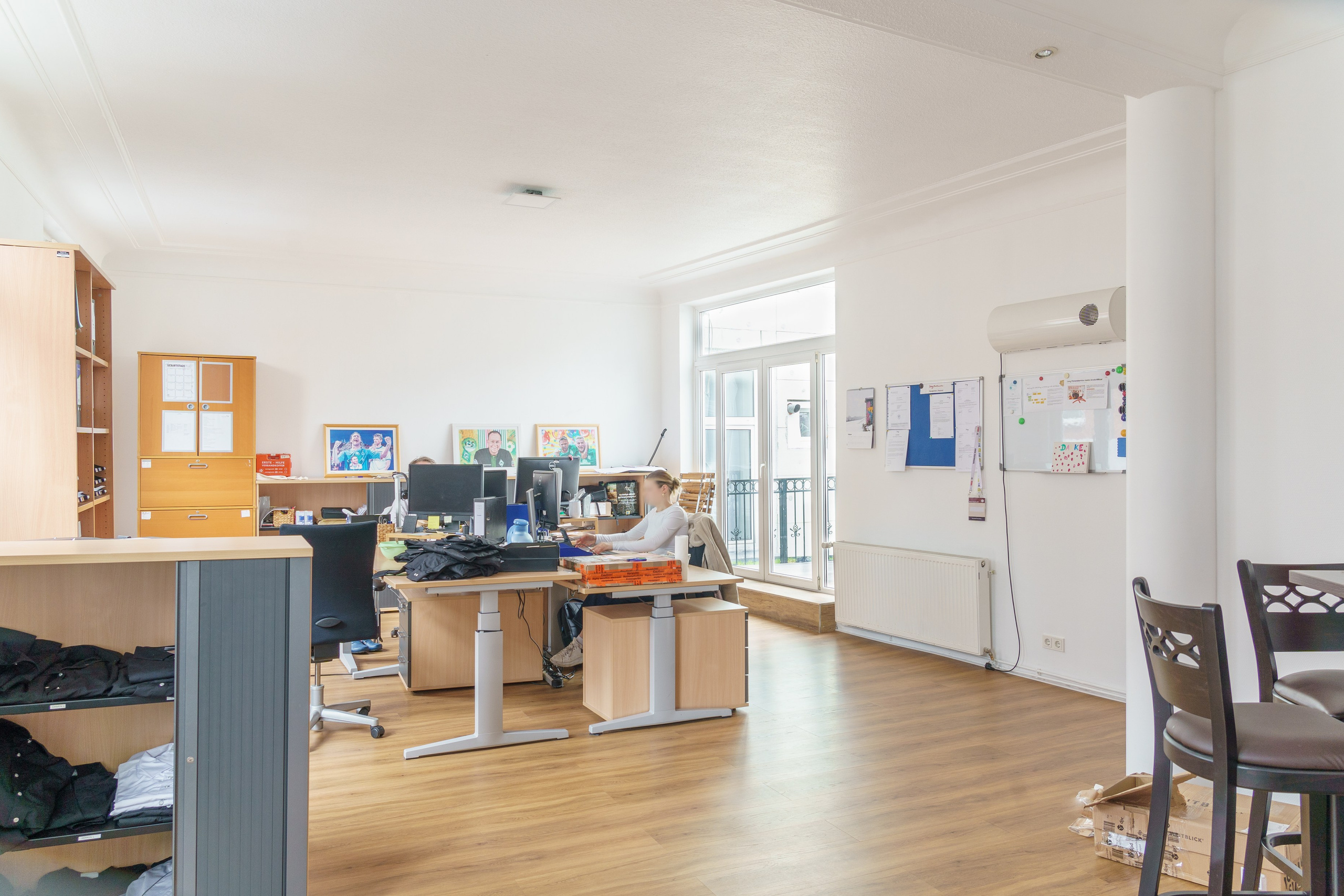 Büroraum Arbeitsplätze Obergeschoss Gewerbeimmobilie Bremen Innenaufnahme Immobilienfotografie