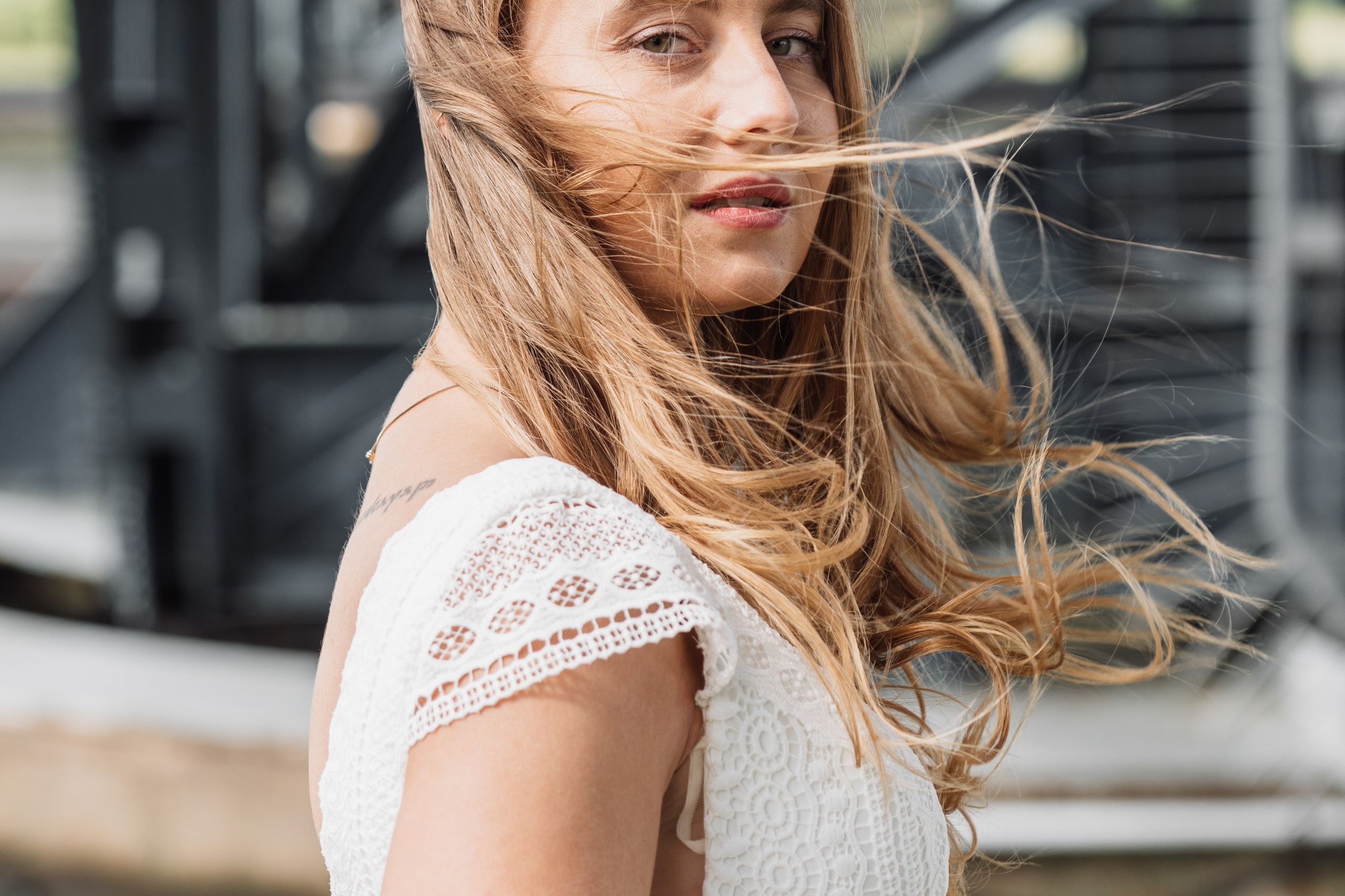 Brautporträt an der Kaiserbrücke. Hochzeiten & Fotografie in Wilhelmshaven | Jade Visual