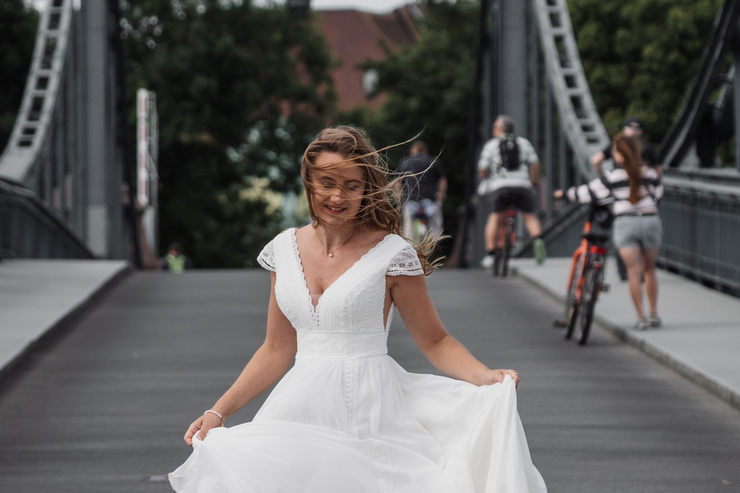 Brautporträt an der Kaiserbrücke. Hochzeiten & Fotografie in Wilhelmshaven | Jade Visual