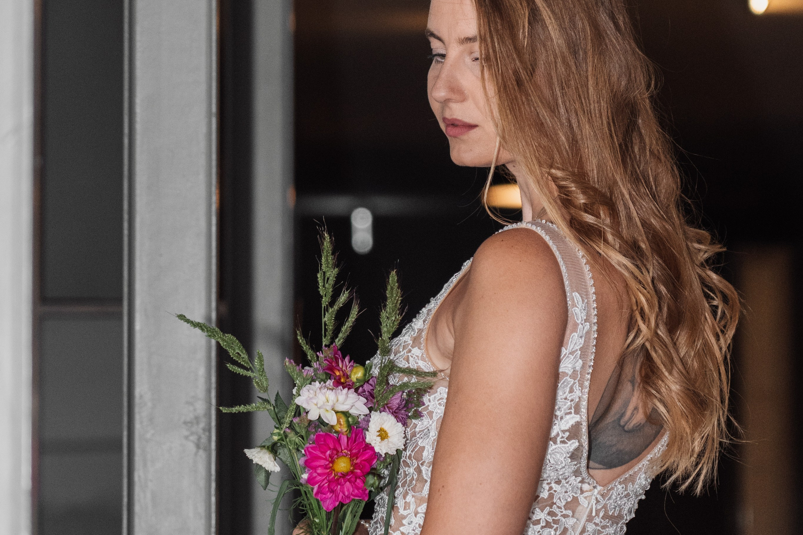 Brautporträt im Interieur. Hochzeiten & Fotografie in Wilhelmshaven | Jade Visual