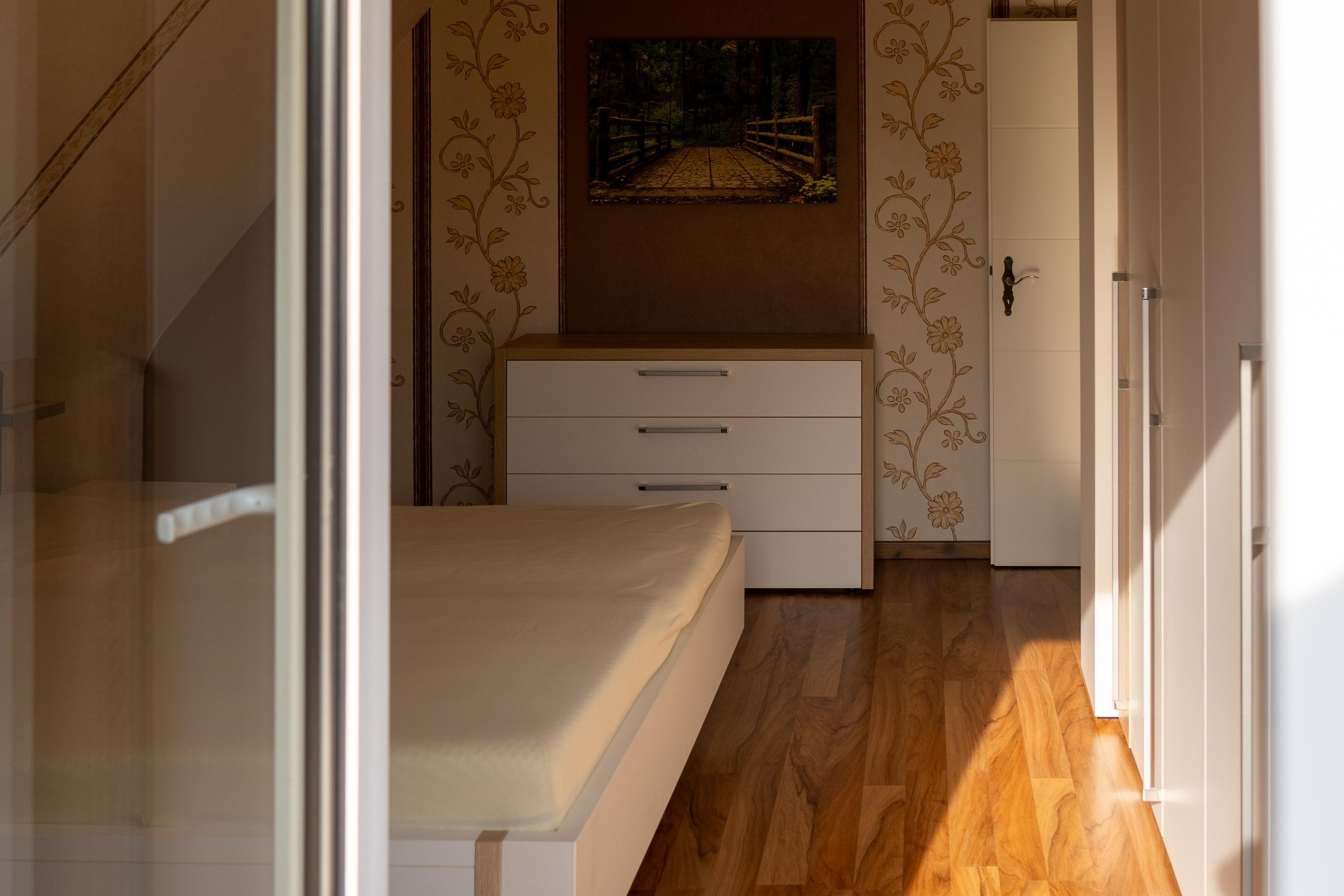 Schlafzimmer Rotenburg Perspektive Kommode Parkett Immobilienfotografie Niedersachsen