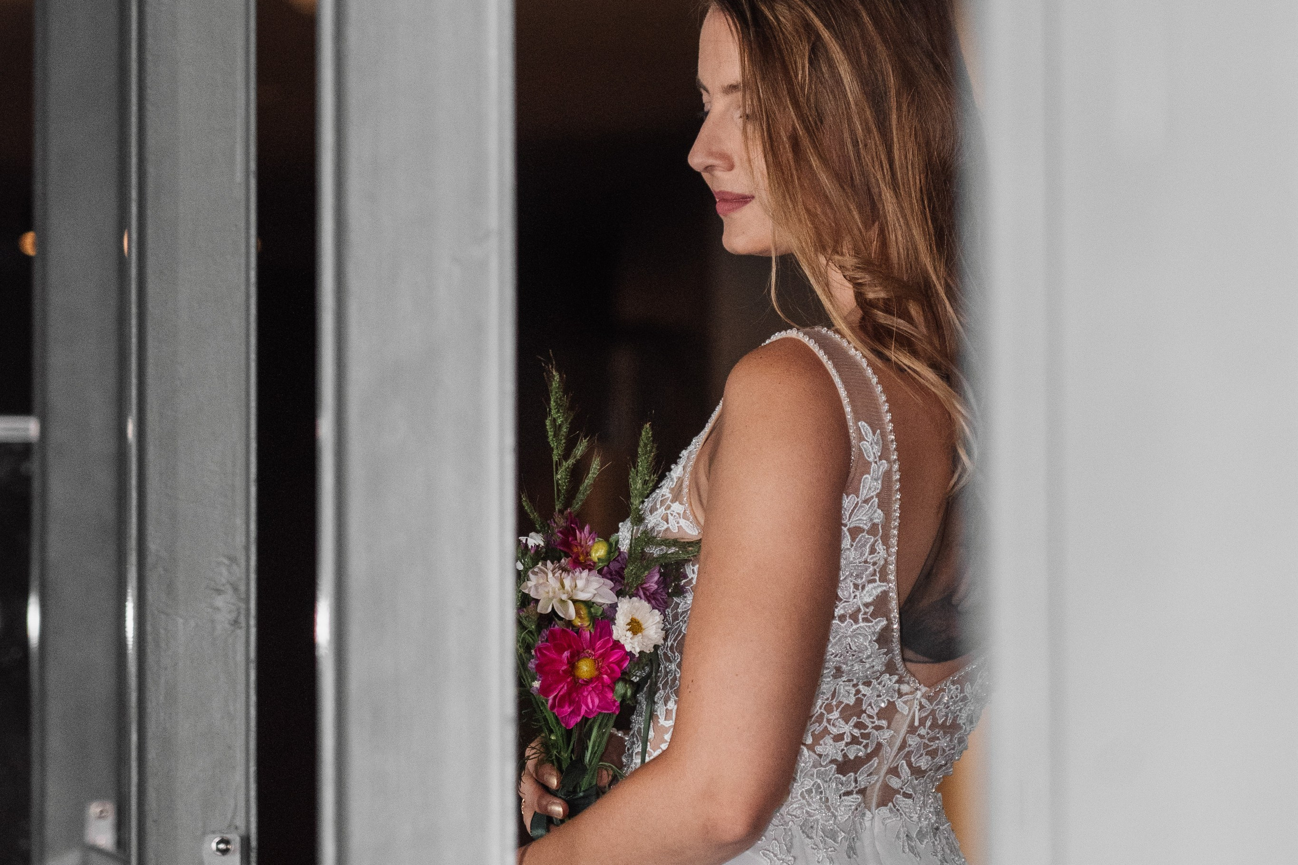 Brautporträt im Interieur. Hochzeiten & Fotografie in Wilhelmshaven | Jade Visual