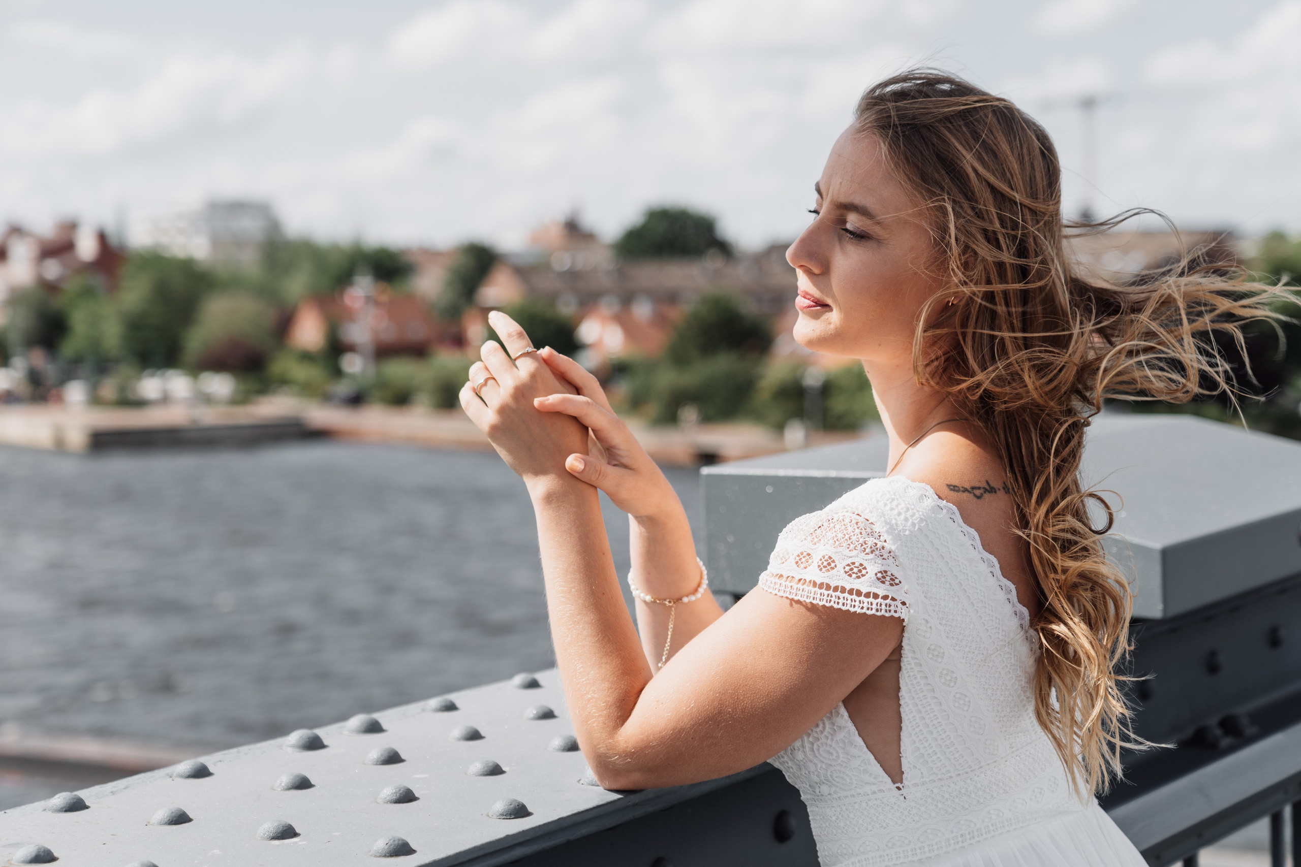 Brautporträt an der Kaiserbrücke. Hochzeiten & Fotografie in Wilhelmshaven | Jade Visual