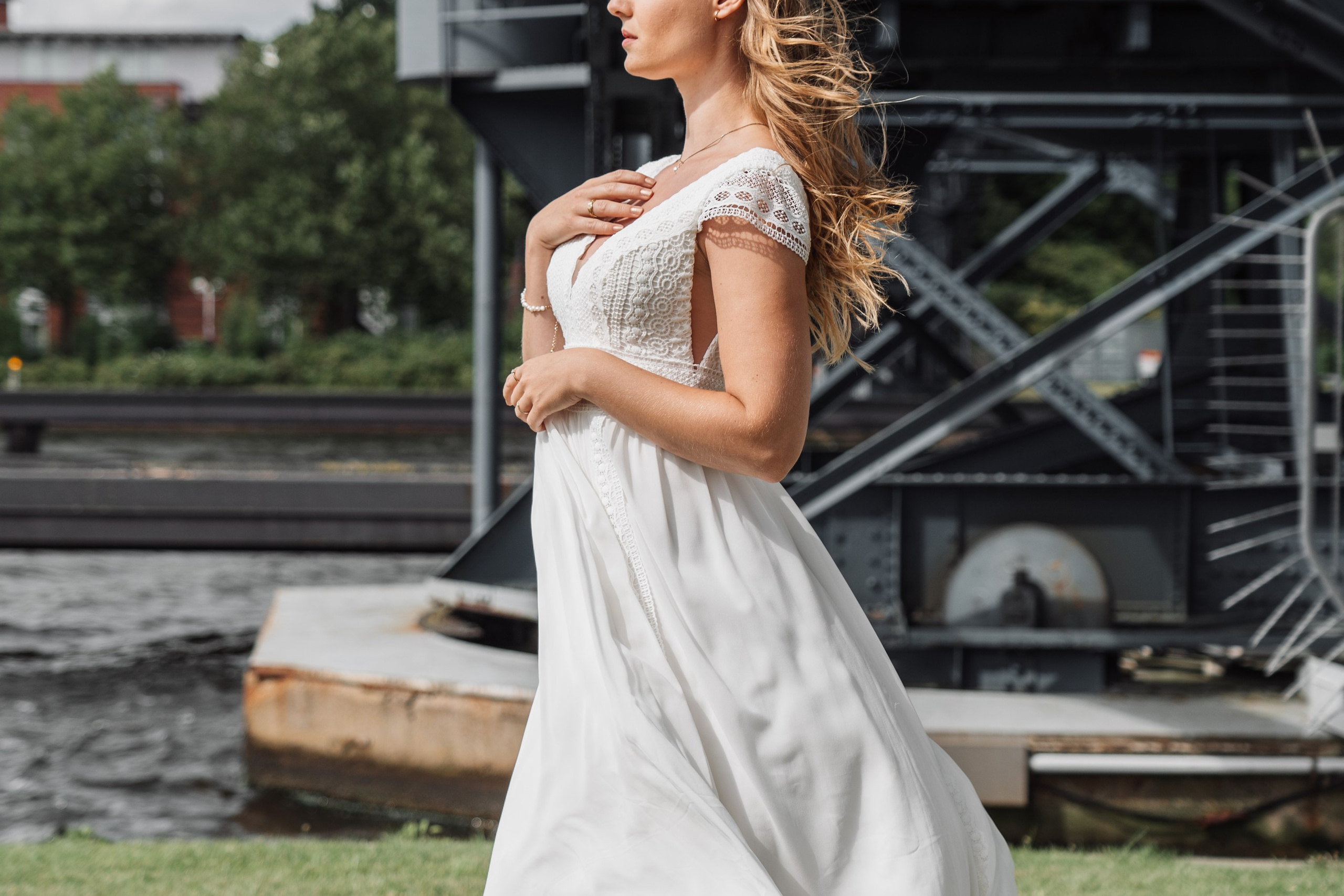 Brautporträt an der Kaiserbrücke. Hochzeiten & Fotografie in Wilhelmshaven | Jade Visual