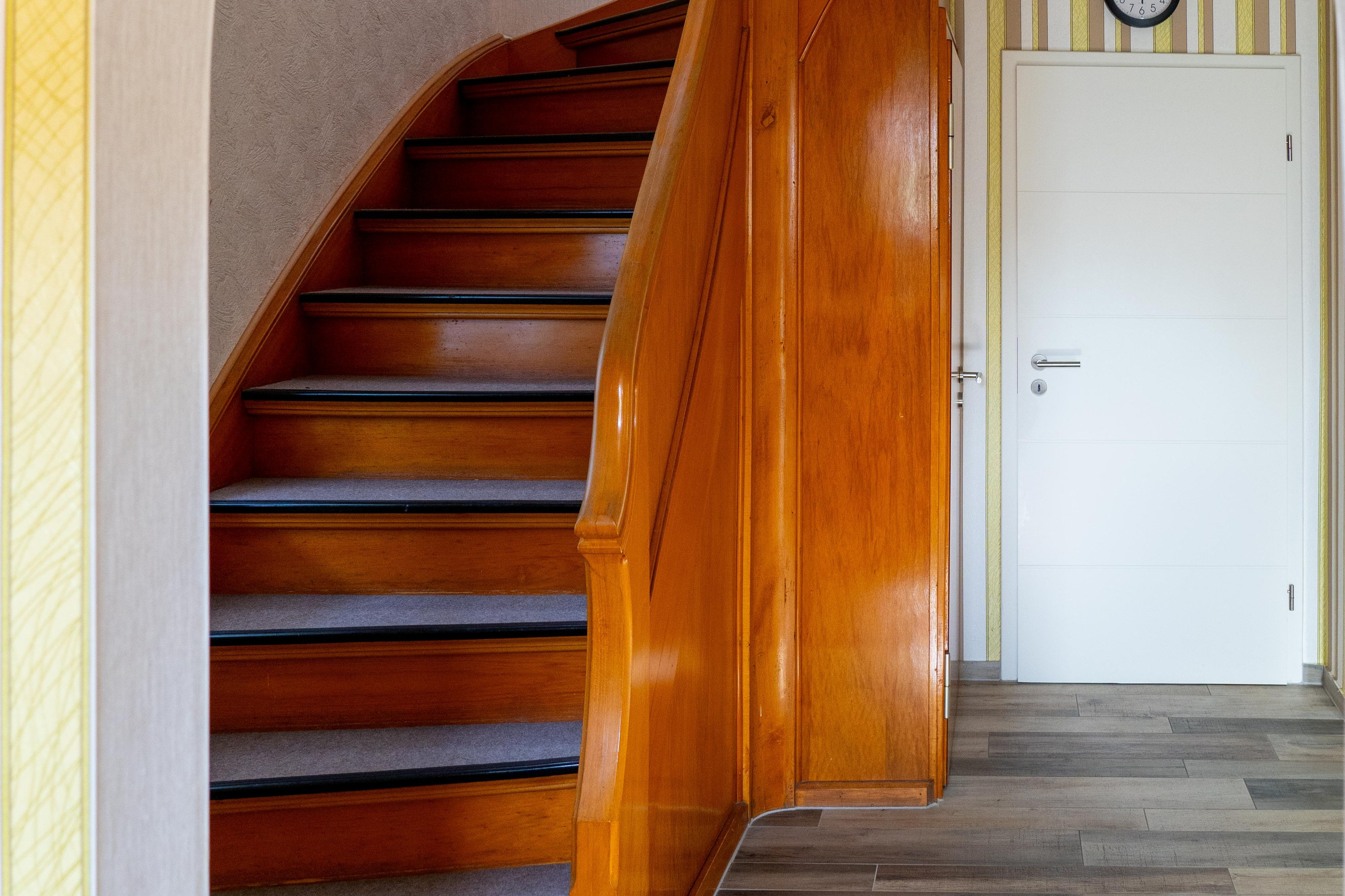Flur Rotenburg Holztreppe Treppenaufgang Eingangsbereich Immobilienfotografie Niedersachsen