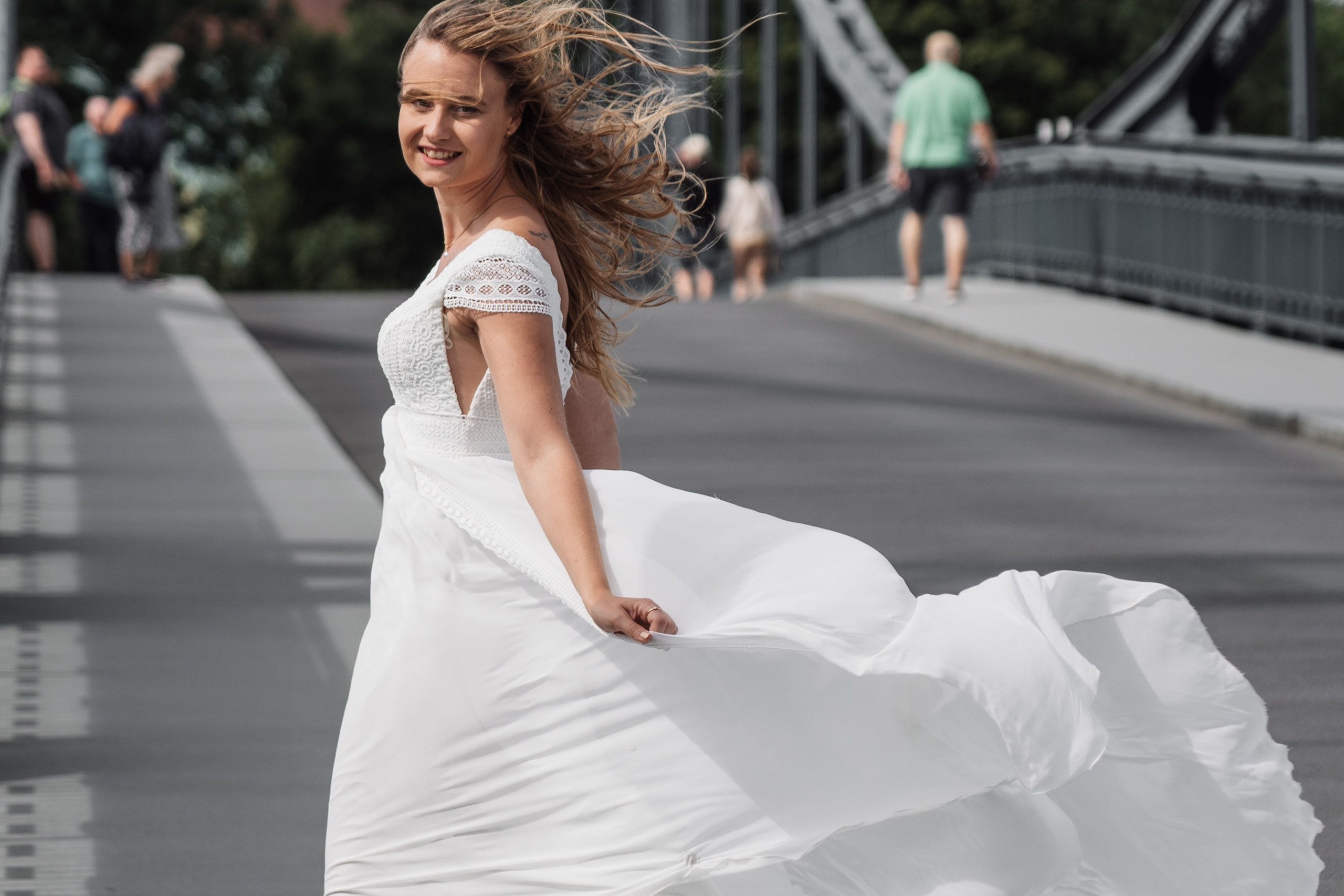 Brautporträt an der Kaiserbrücke. Hochzeiten & Fotografie in Wilhelmshaven | Jade Visual