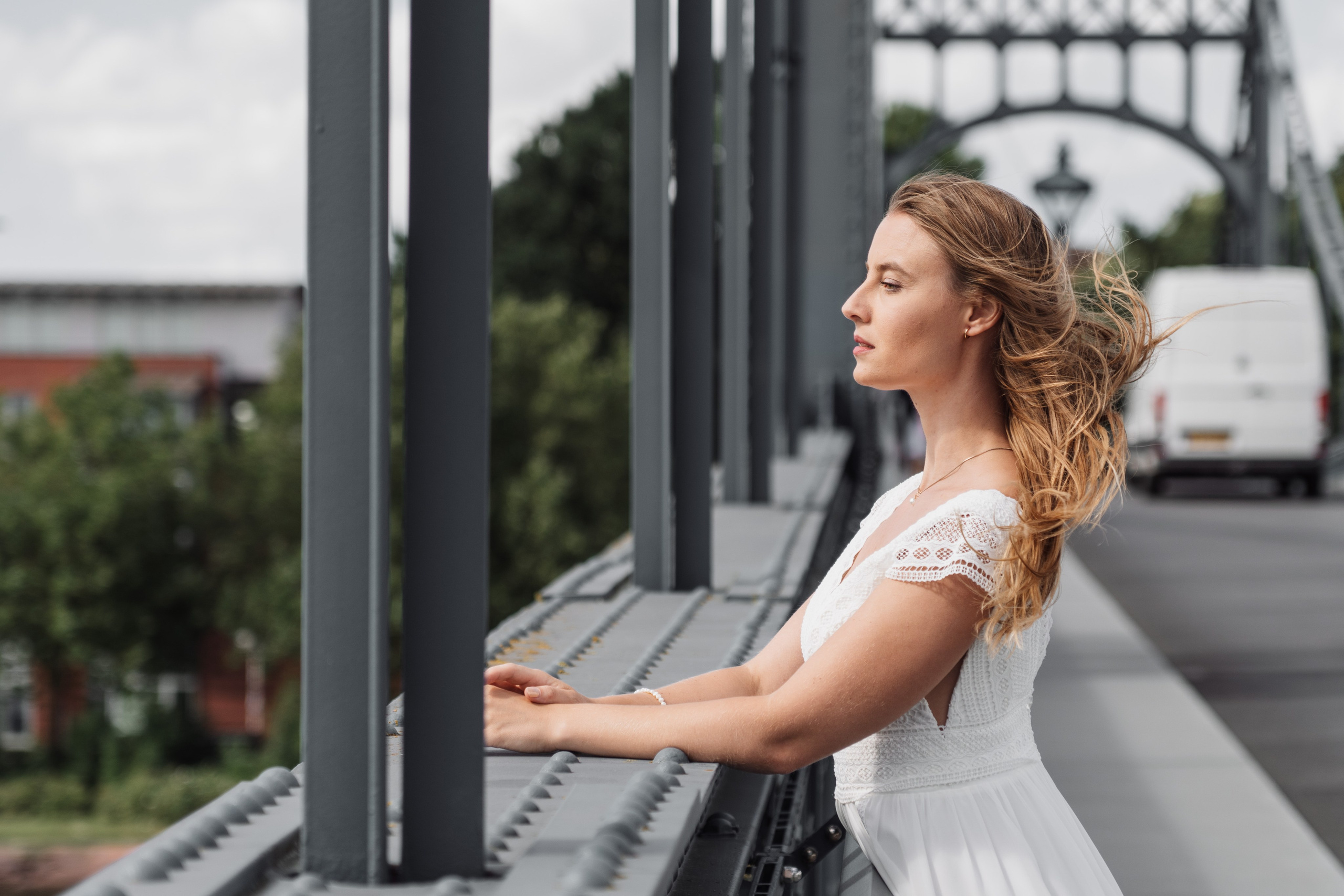 Brautporträt an der Kaiserbrücke. Hochzeiten & Fotografie in Wilhelmshaven | Jade Visual