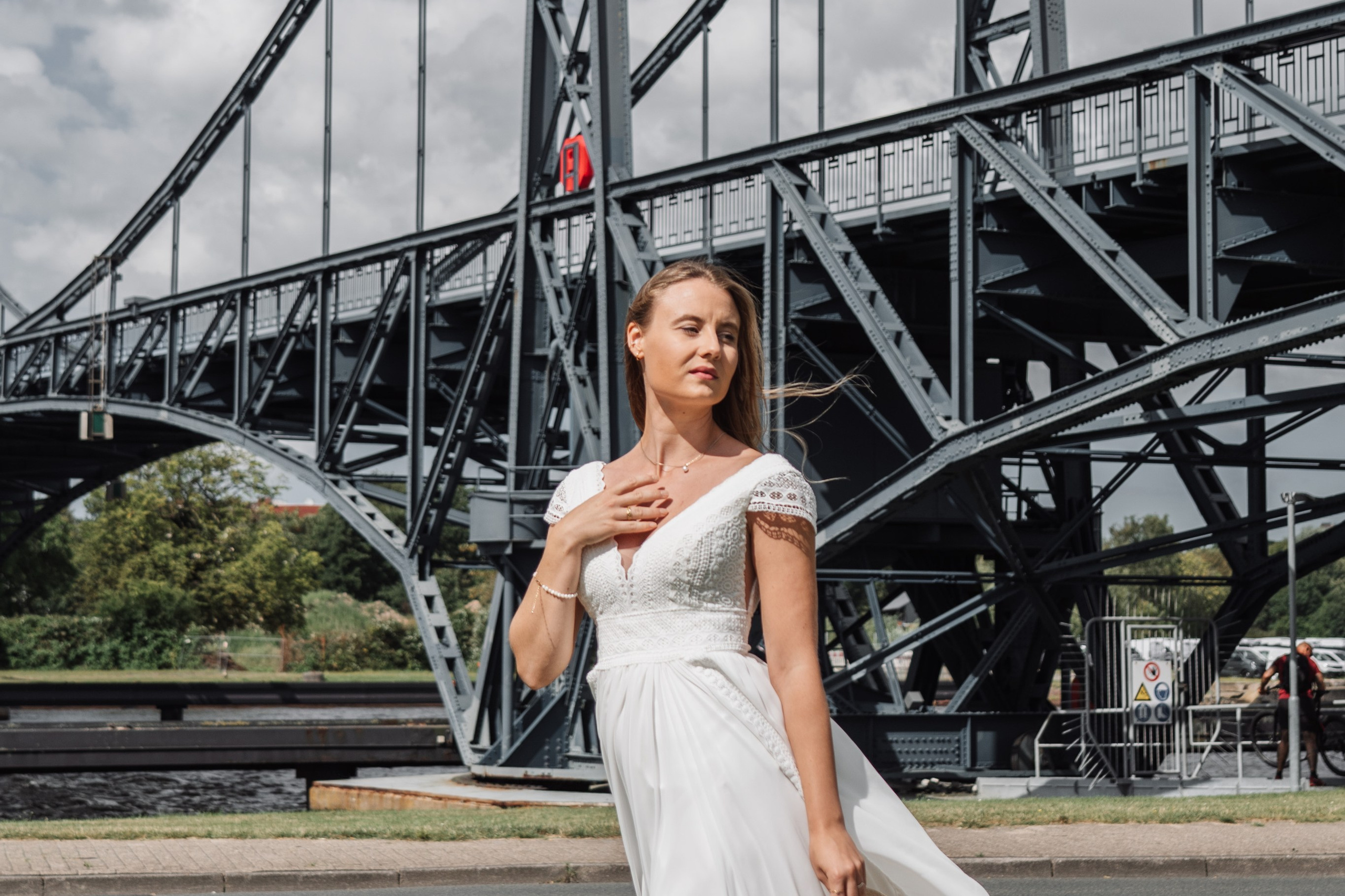 Brautporträt an der Kaiserbrücke. Hochzeiten & Fotografie in Wilhelmshaven | Jade Visual