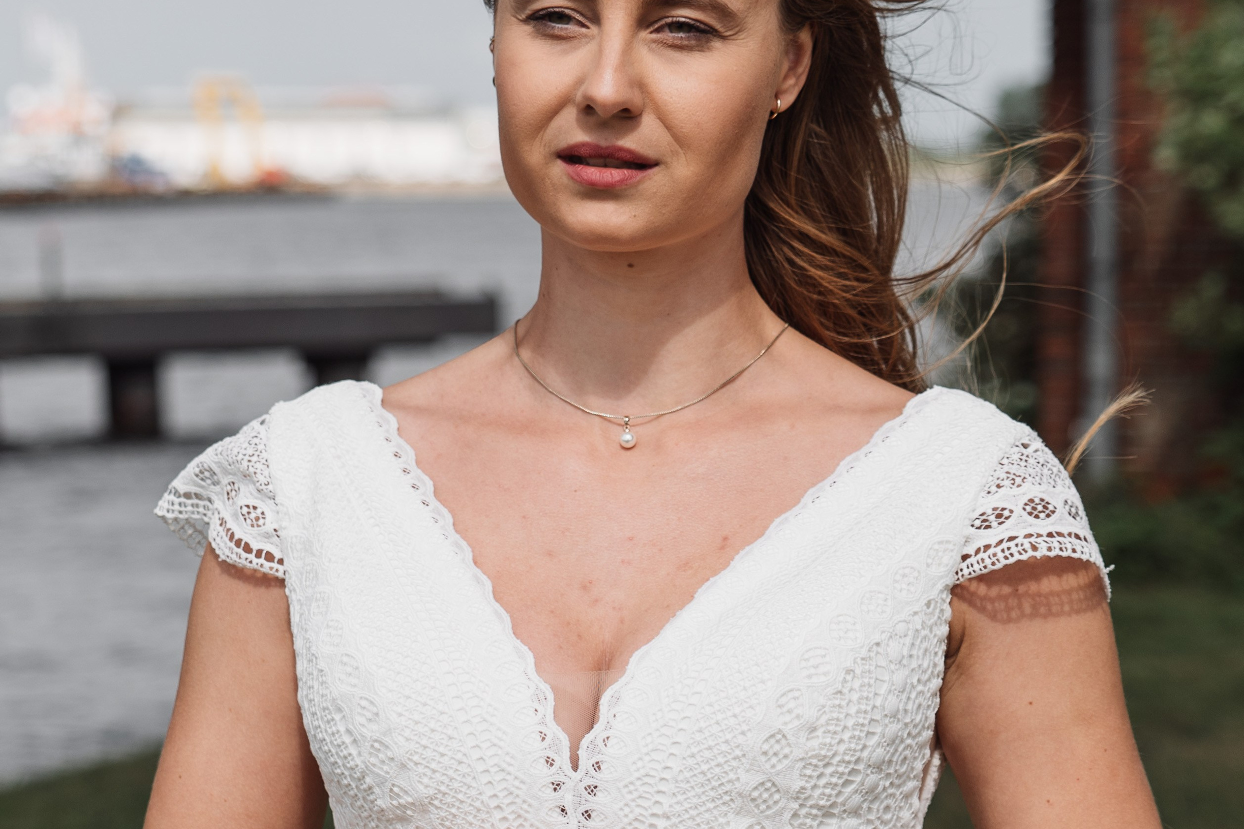 Brautporträt an der Kaiserbrücke. Hochzeiten & Fotografie in Wilhelmshaven | Jade Visual