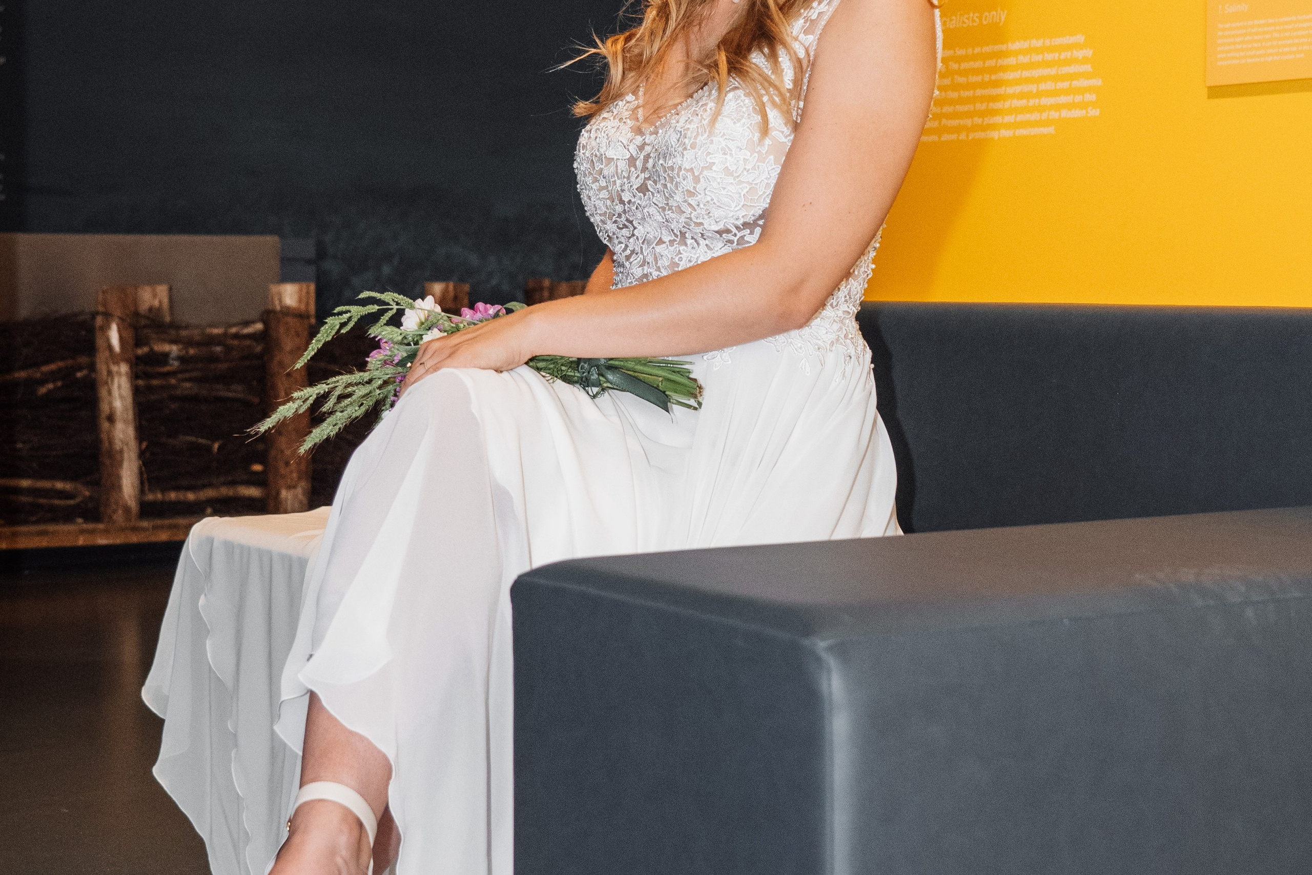 Brautporträt im Interieur. Hochzeiten & Fotografie in Wilhelmshaven | Jade Visual