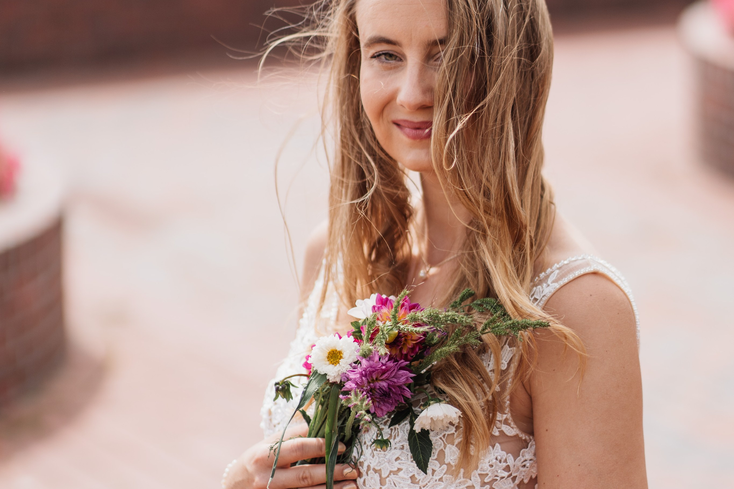 Brautporträt im Interieur. Hochzeiten & Fotografie in Wilhelmshaven | Jade Visual