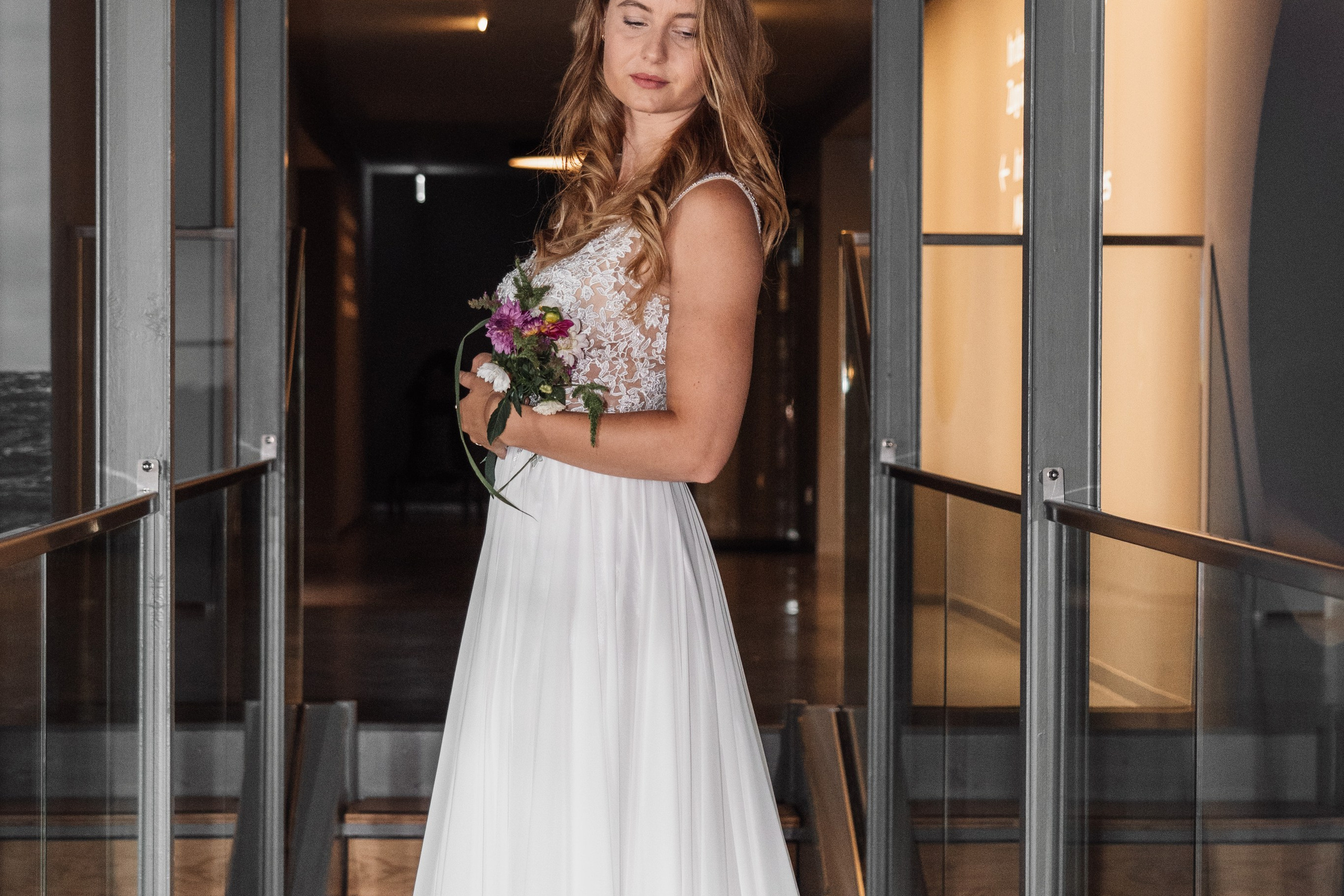 Brautporträt im Interieur. Hochzeiten & Fotografie in Wilhelmshaven | Jade Visual