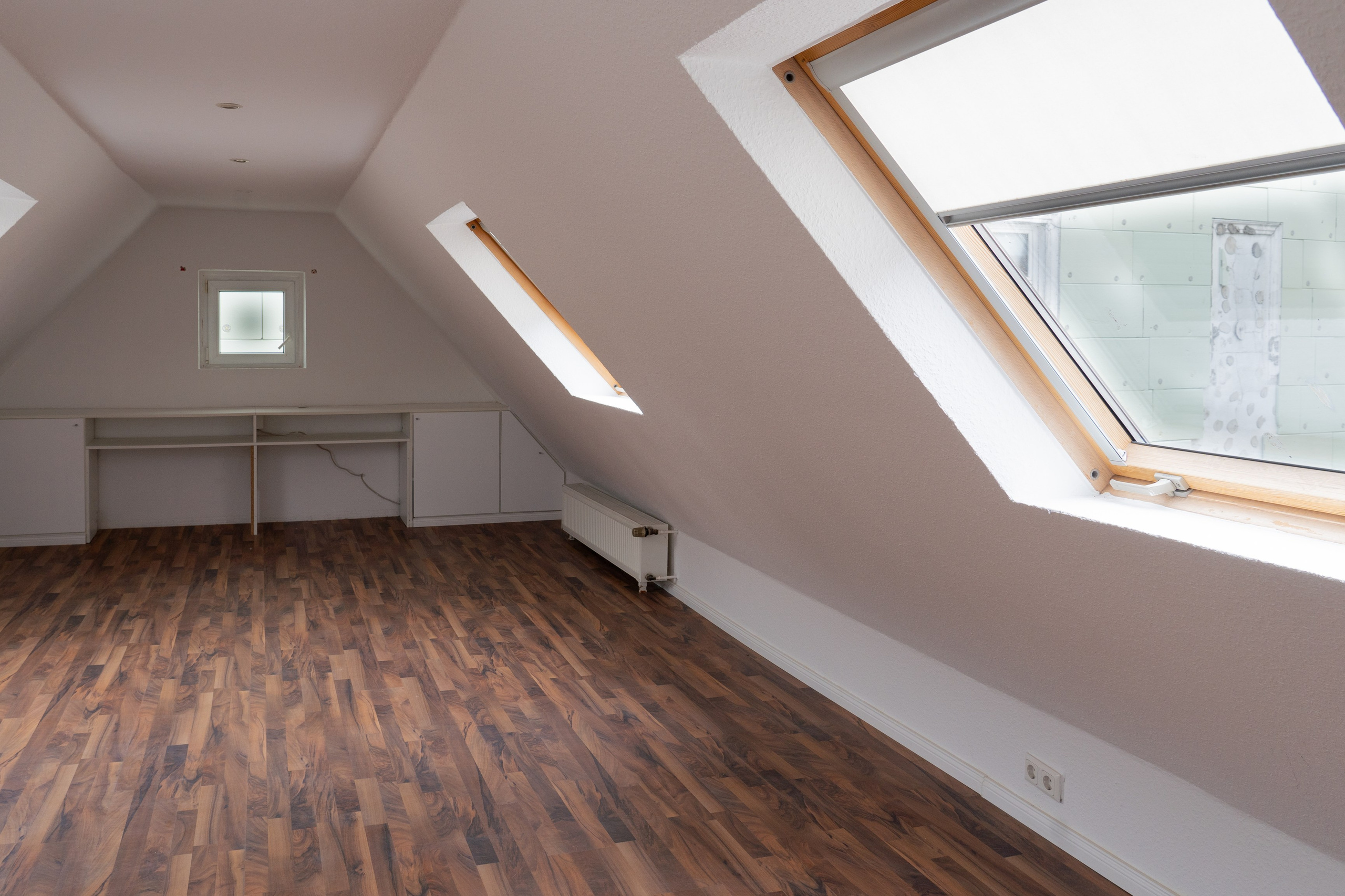 Dachgeschoss Raum Dachfenster Einbauschränke Bremen Innenaufnahme Immobilienfotografie