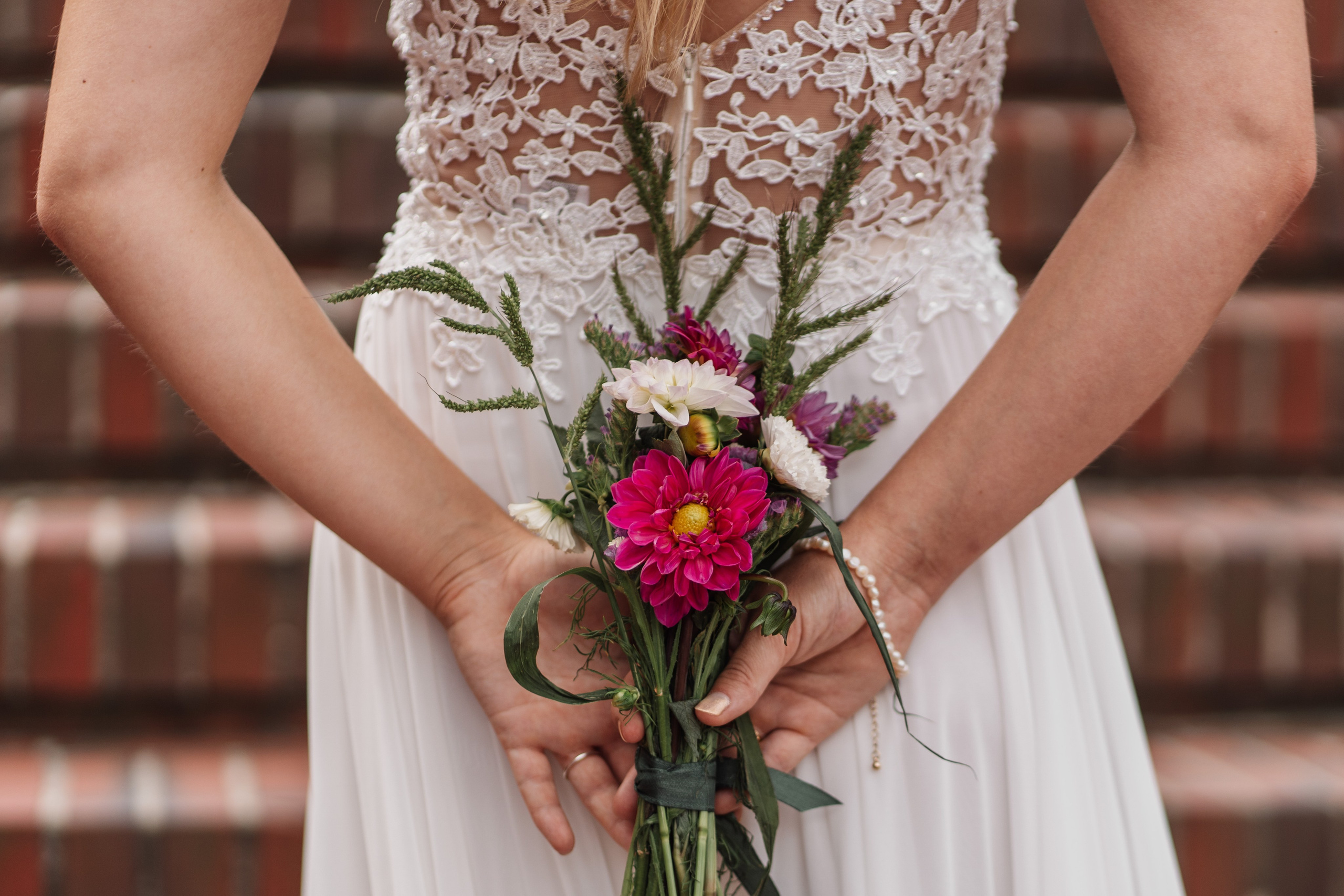 Brautporträt im Interieur. Hochzeiten & Fotografie in Wilhelmshaven | Jade Visual