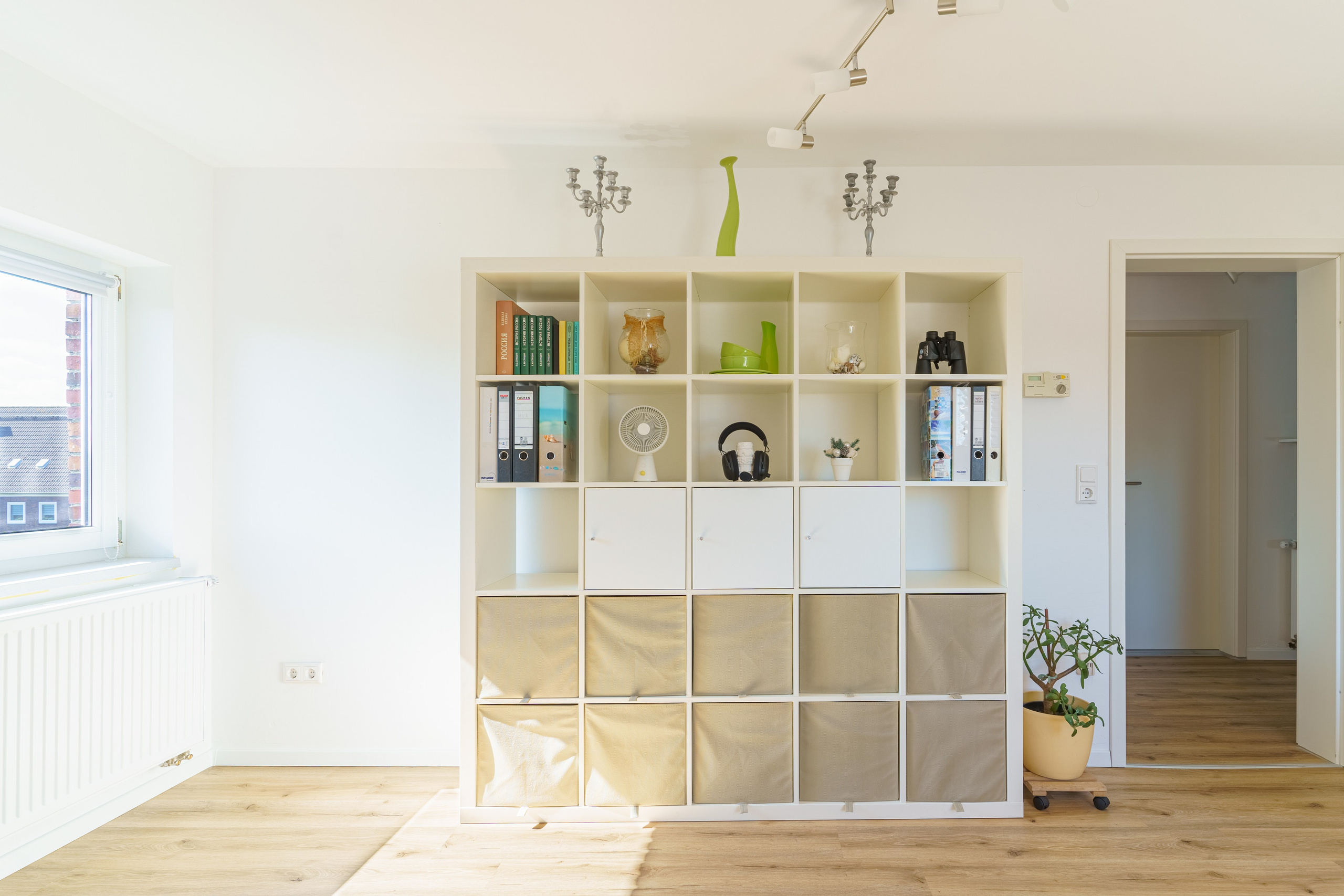 Immobilienfotografie: Hell eingerichtetes Zimmer mit Dachfenster und Holzfensterbank. Fotografie von jade-visual.