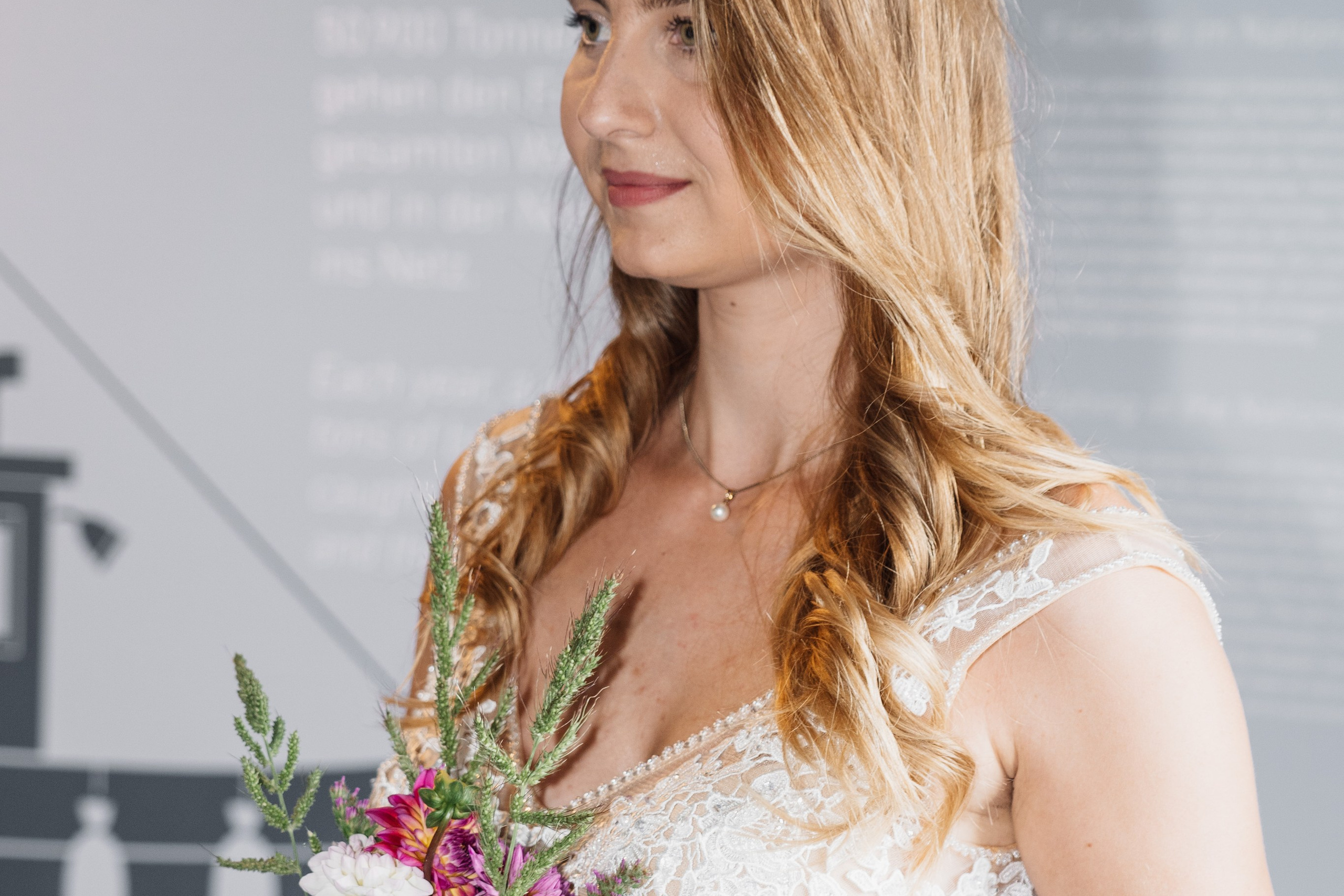 Brautporträt im Interieur. Hochzeiten & Fotografie in Wilhelmshaven | Jade Visual