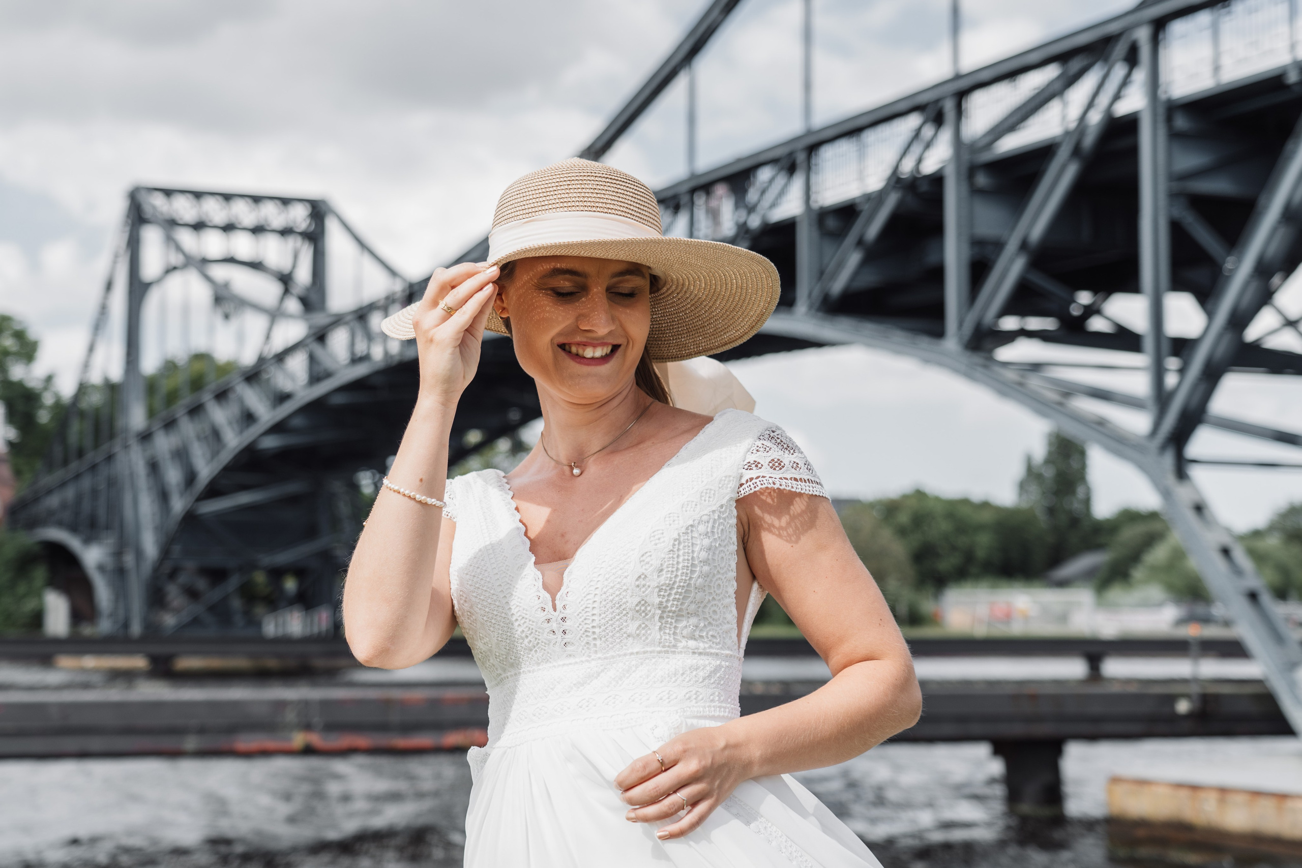 Brautporträt an der Kaiserbrücke. Hochzeiten & Fotografie in Wilhelmshaven | Jade Visual