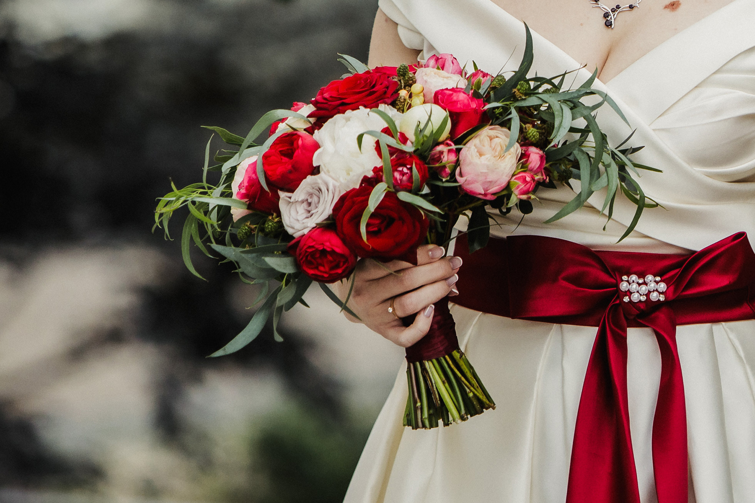 Līgavas pušķi sarkanos toņos