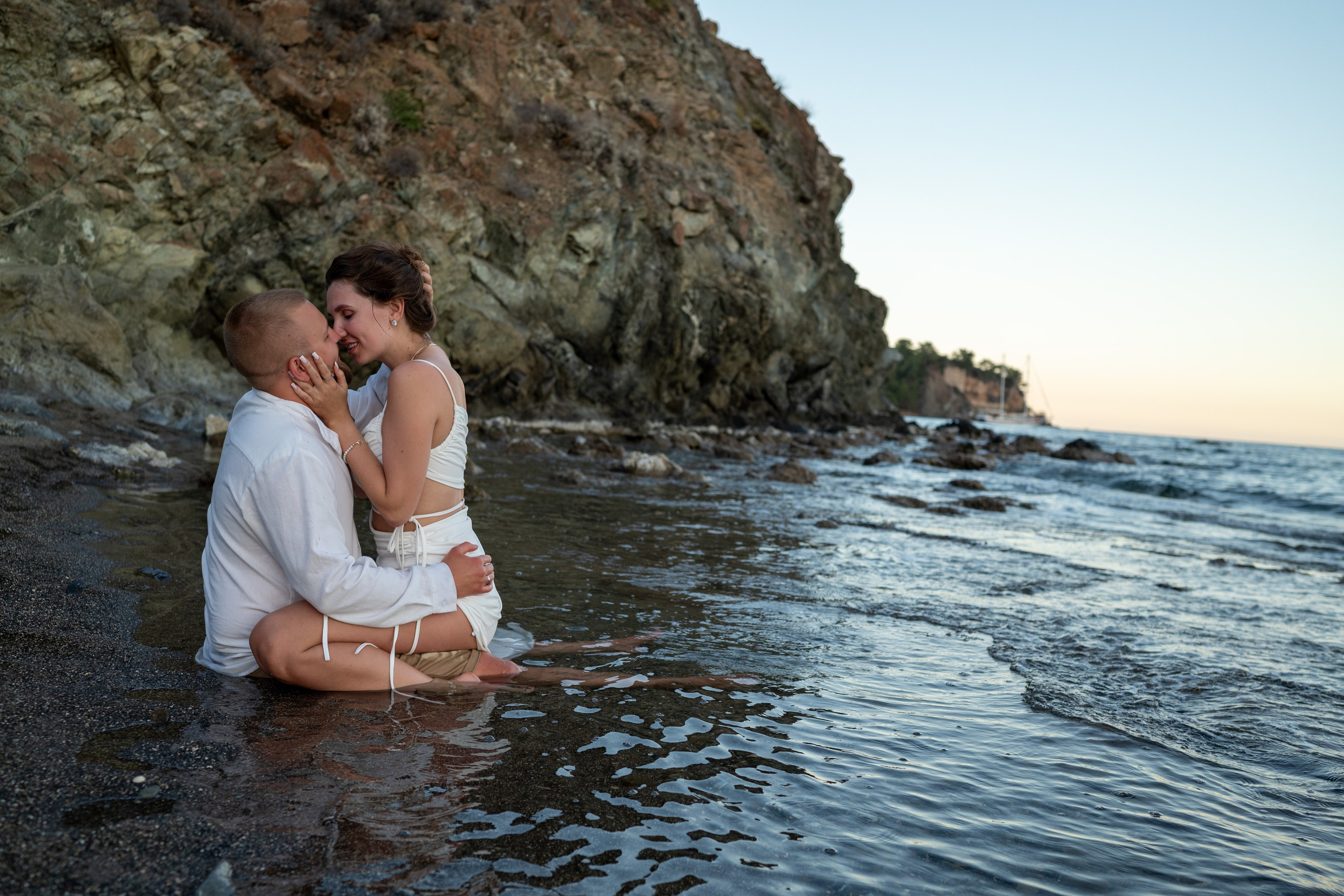 Свадебная фотосессия на&nbsp;диком пляже в&nbsp;Кемере