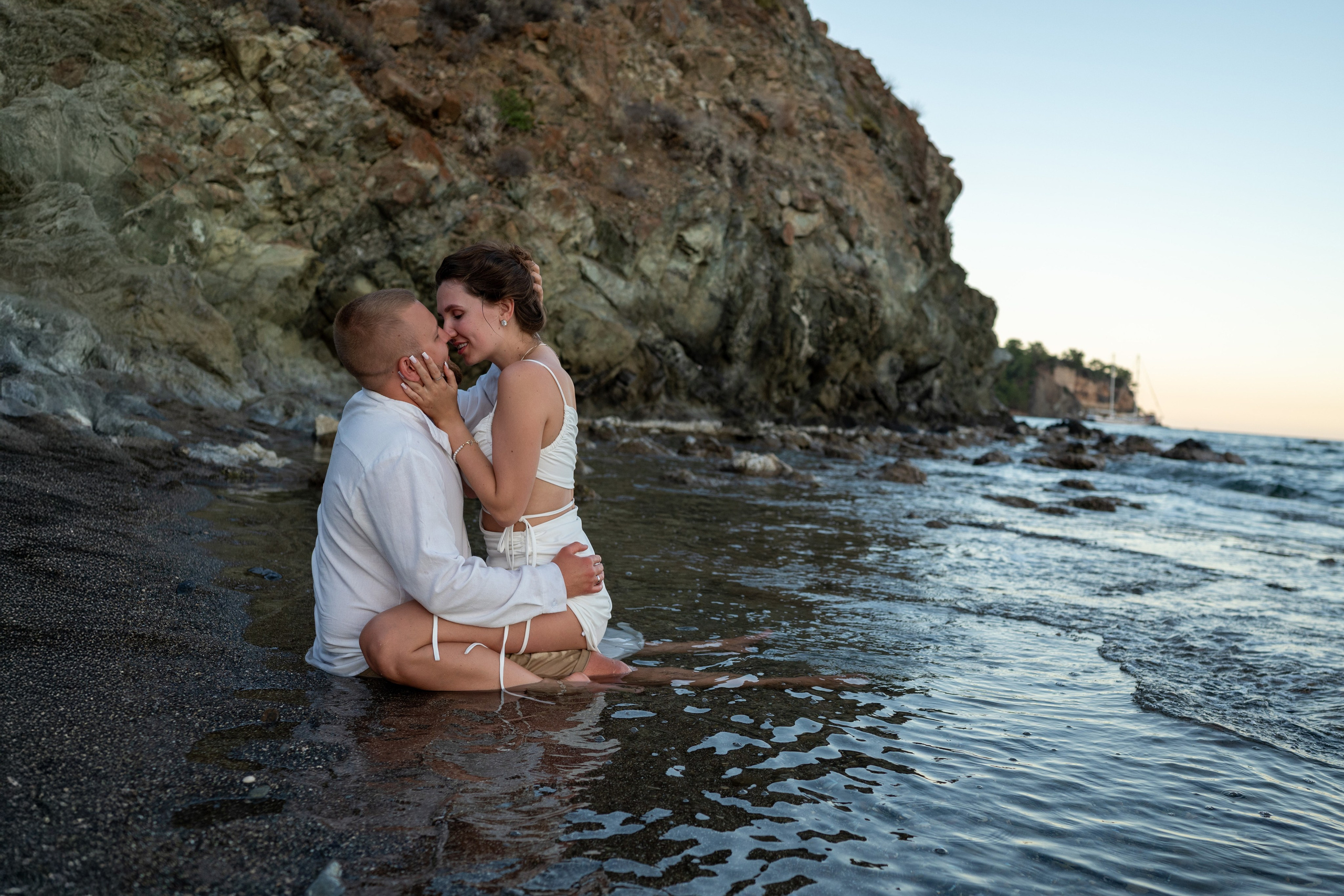 Свадебная фотосессия на&nbsp;диком пляже в&nbsp;Кемере