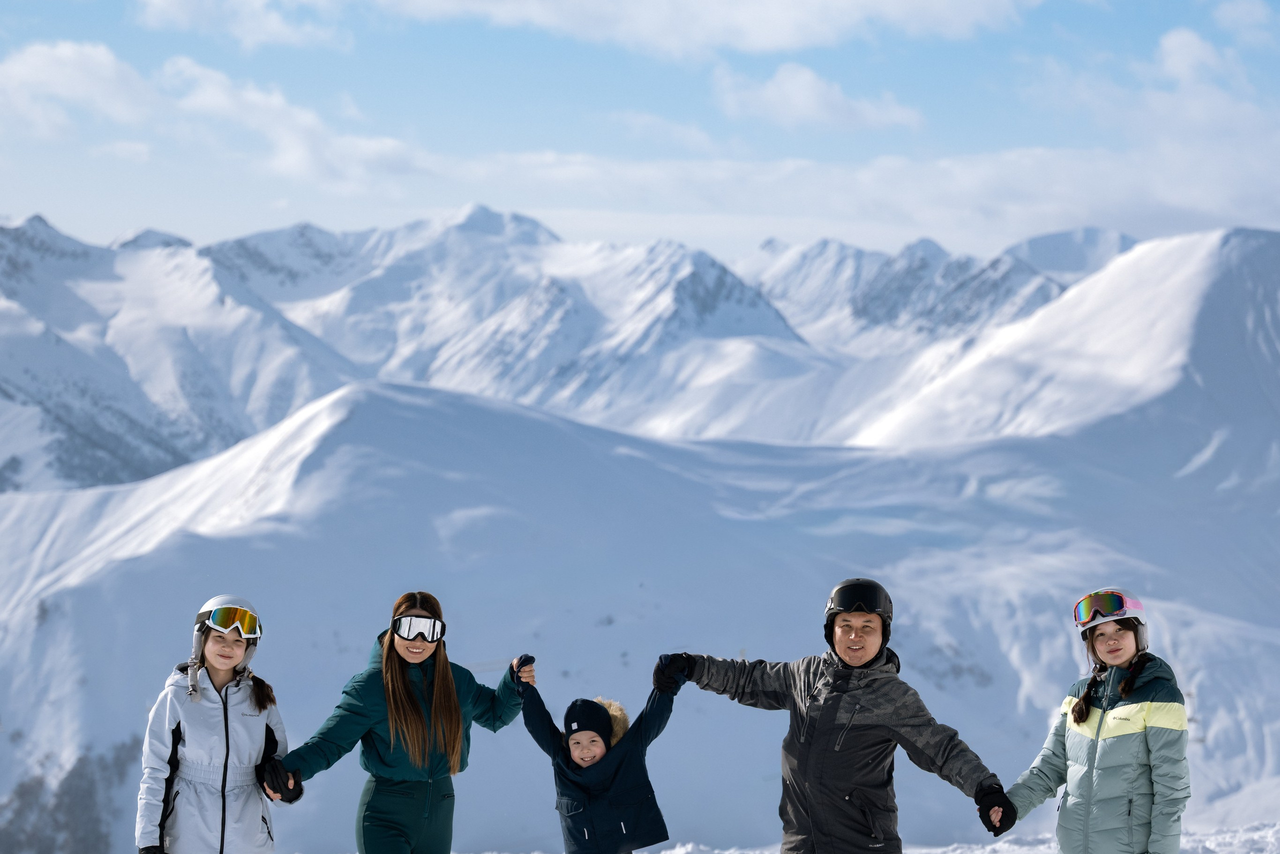 Семейная горнолыжная фотосессия в снегу. Фотограф Анталия Кемер Белек Сиде Каш Алания