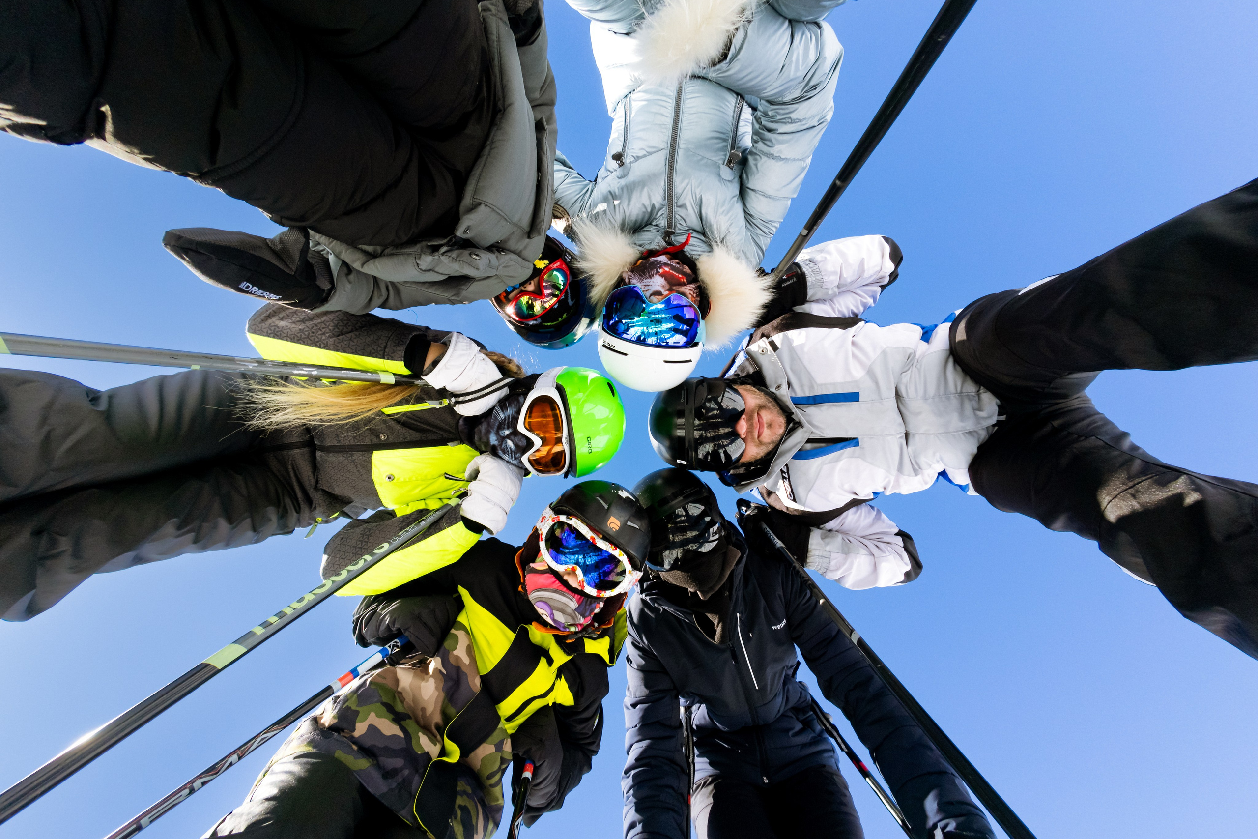 Семейная горнолыжная фотосессия в снегу. Фотограф Анталия Кемер Белек Сиде Каш Алания