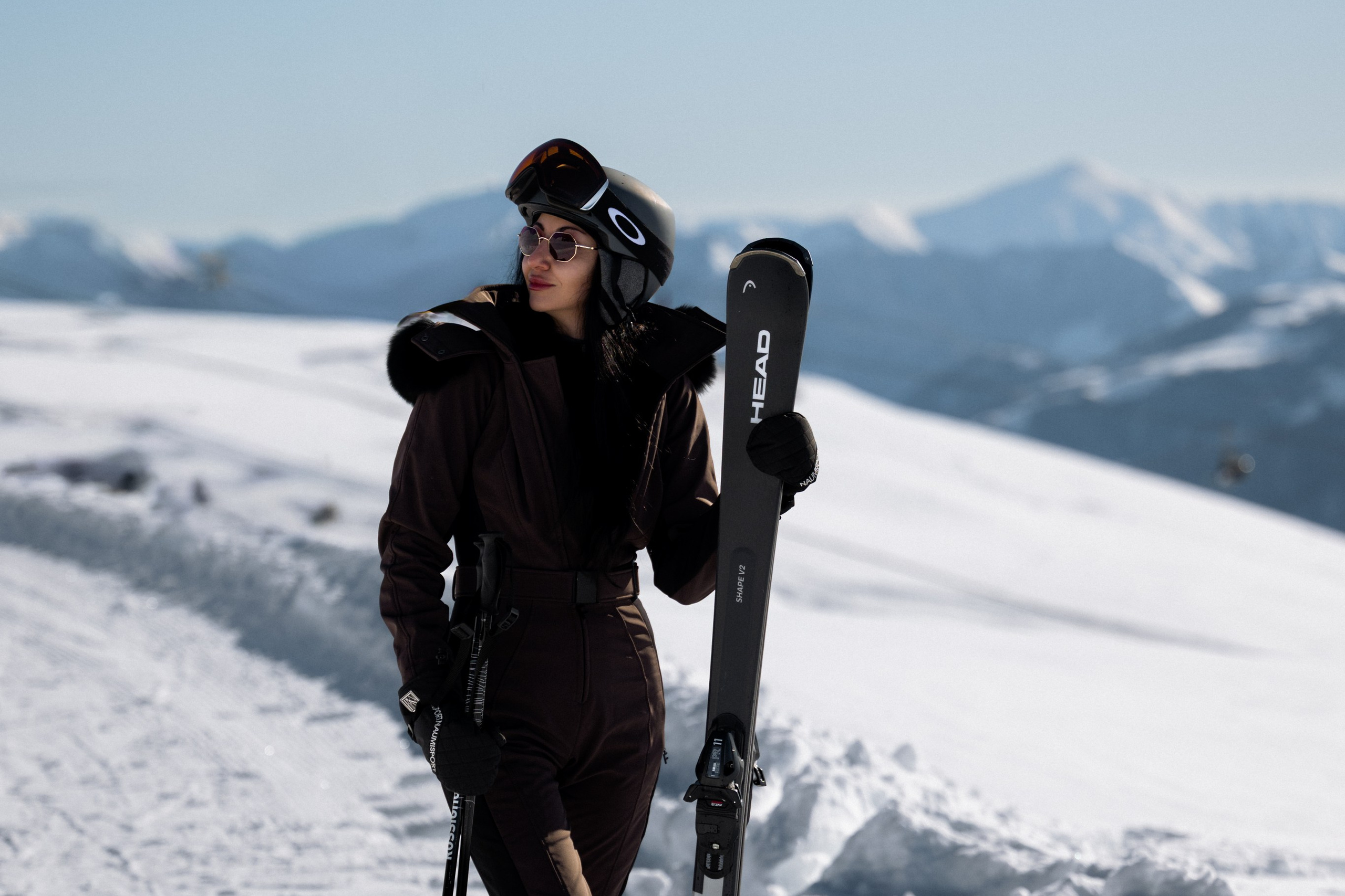 Лыжная фотосессия в горах , фотограф на горнолыжке. 