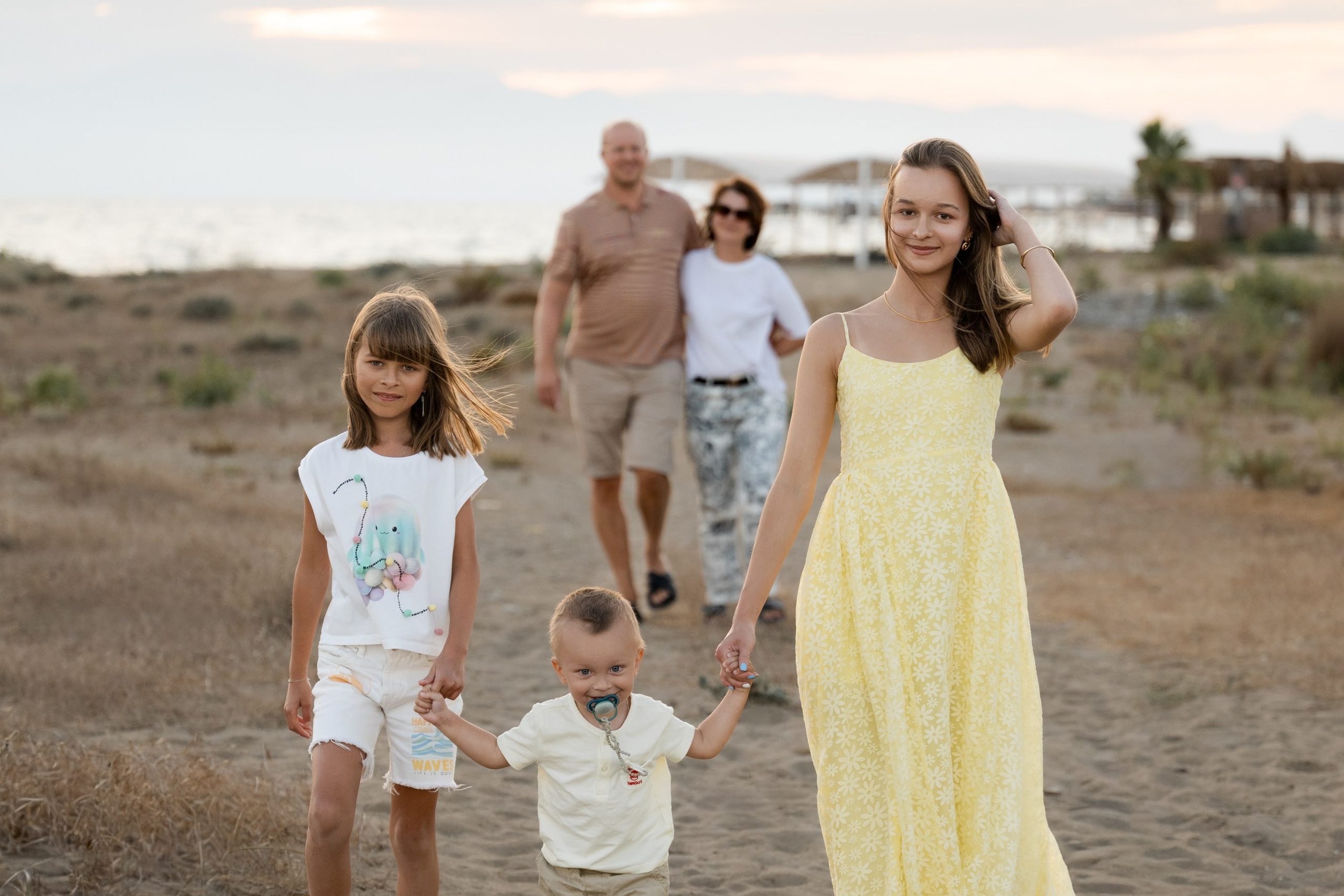 Белек —фотосессия на песчаном пляже на закате солнца. PHOTOGRAPHER IN ANTALYA KEMER BELEK SIDE ALANYA