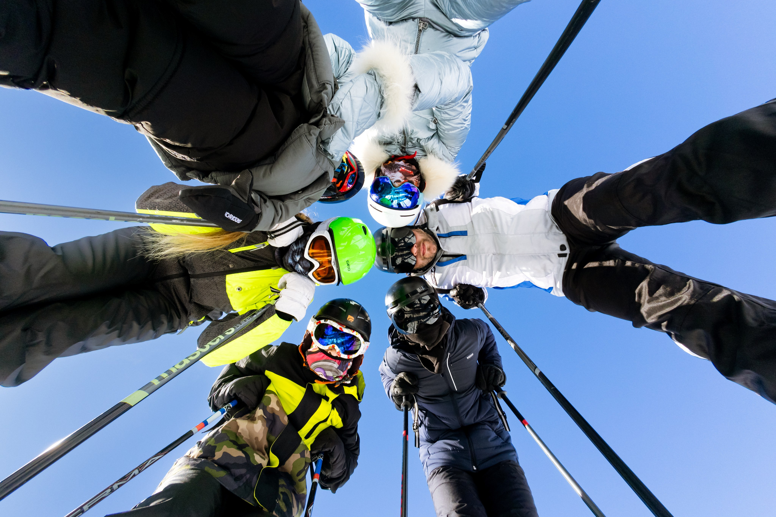 Семейная горнолыжная фотосессия в снегу. Фотограф Анталия Кемер Белек Сиде Каш Алания