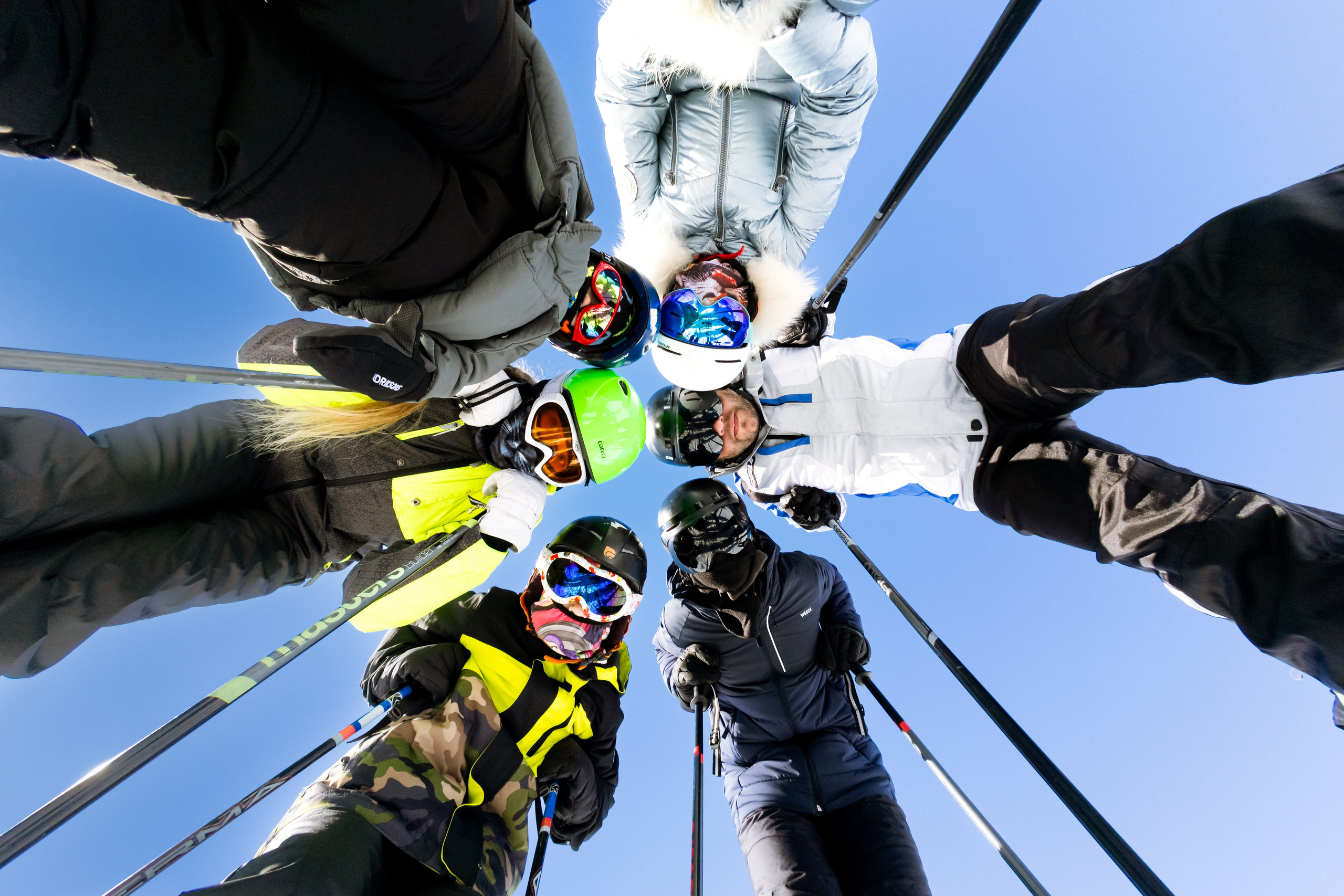 Семейная горнолыжная фотосессия в снегу. Фотограф Анталия Кемер Белек Сиде Каш Алания