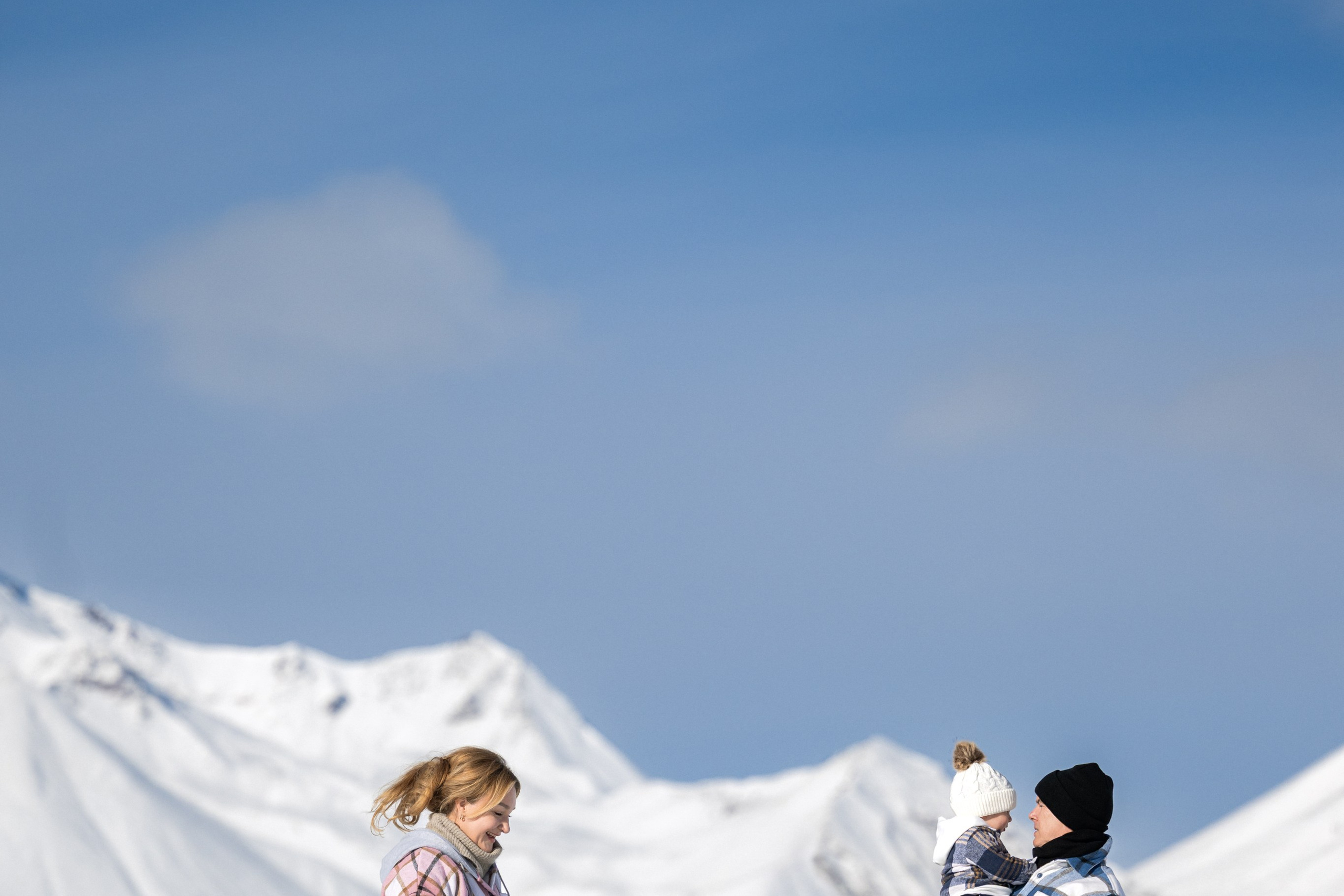 Снежная фотосессия в Гудаури. Фотосессия в Гудаури. Семейная фотосессия в Гудаури. Фотограф Гудаури. Фотосессия в Гудаури.