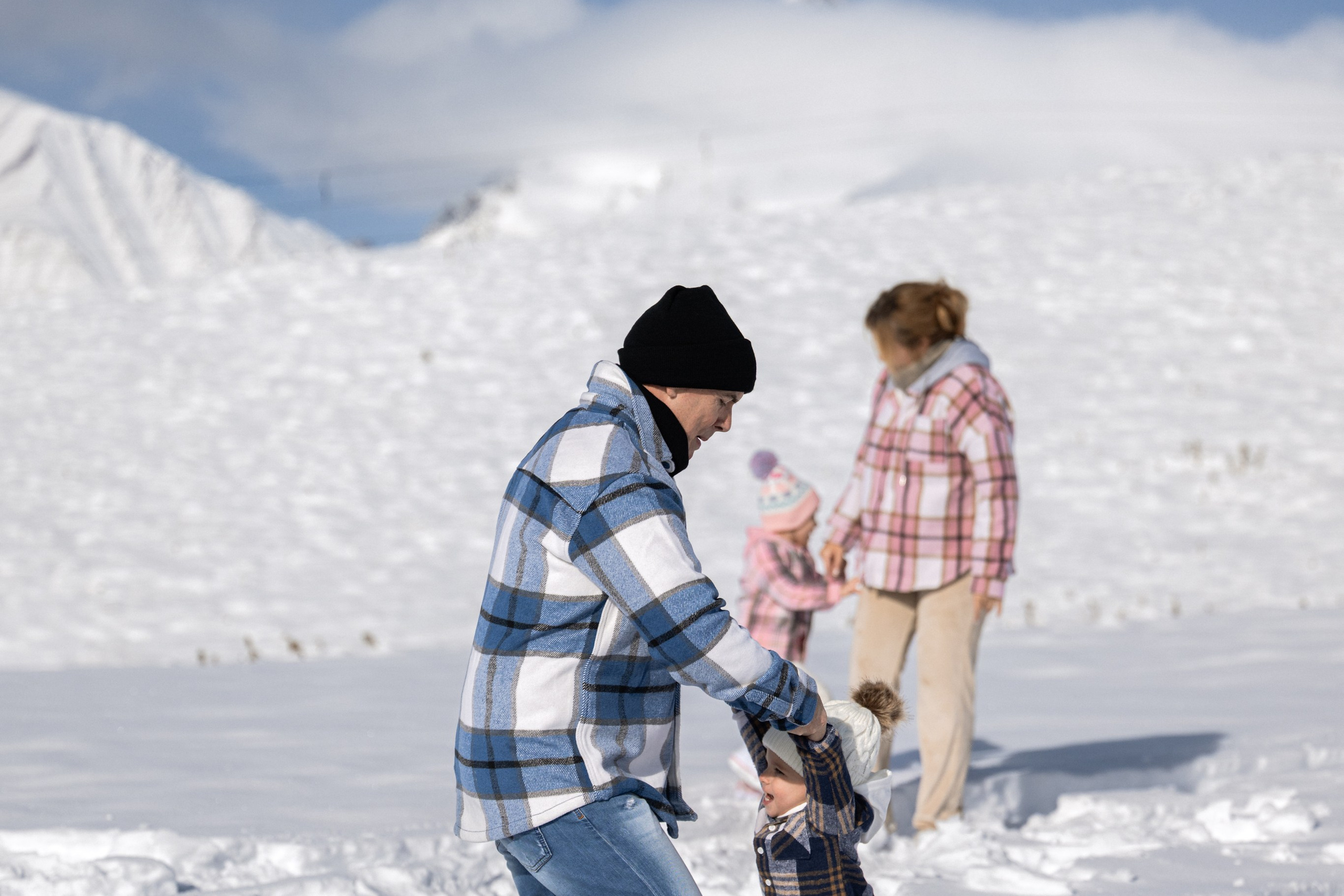 Снежная фотосессия в Гудаури. Фотосессия в Гудаури. Семейная фотосессия в Гудаури. Фотограф Гудаури. Фотосессия в Гудаури.