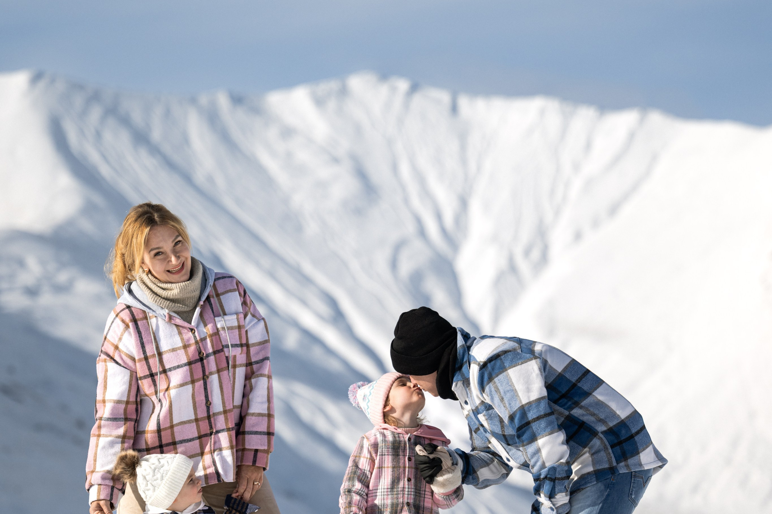 Снежная фотосессия в Гудаури. Фотосессия в Гудаури. Семейная фотосессия в Гудаури. Фотограф Гудаури. Фотосессия в Гудаури.