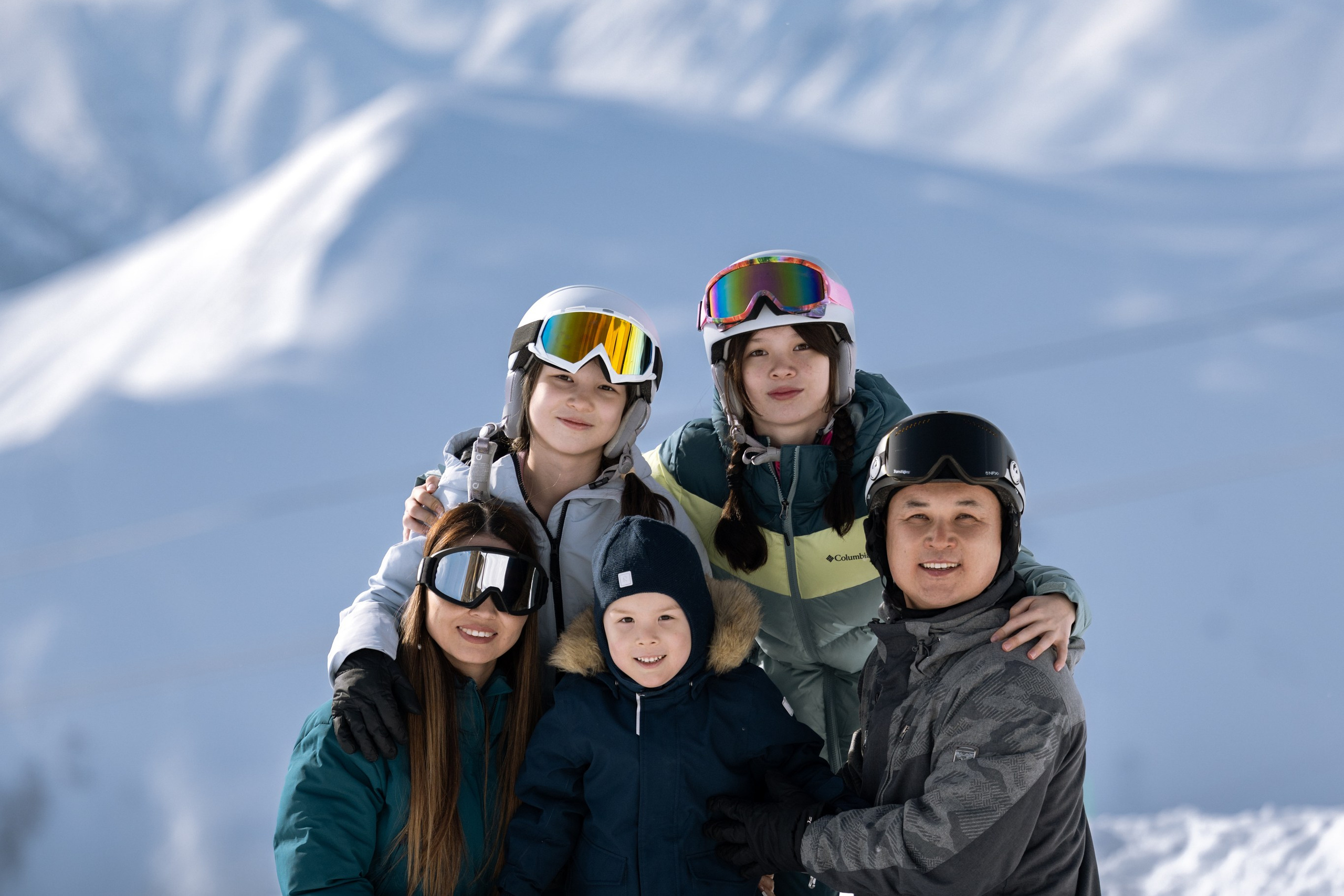 Семейная горнолыжная фотосессия в снегу. Фотограф Анталия Кемер Белек Сиде Каш Алания