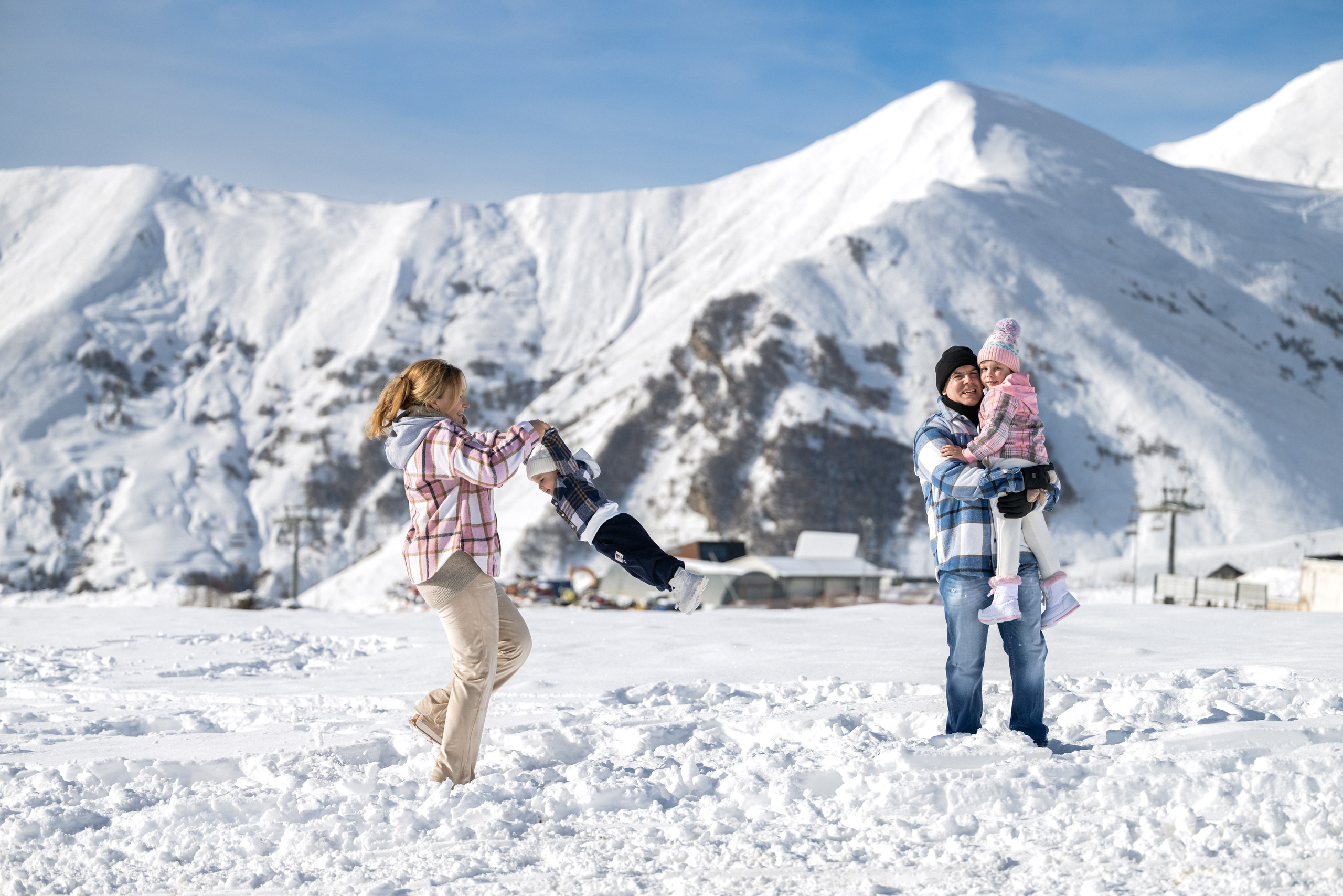 Снежная фотосессия в Гудаури. Фотосессия в Гудаури. Семейная фотосессия в Гудаури. Фотограф Гудаури. Фотосессия в Гудаури.