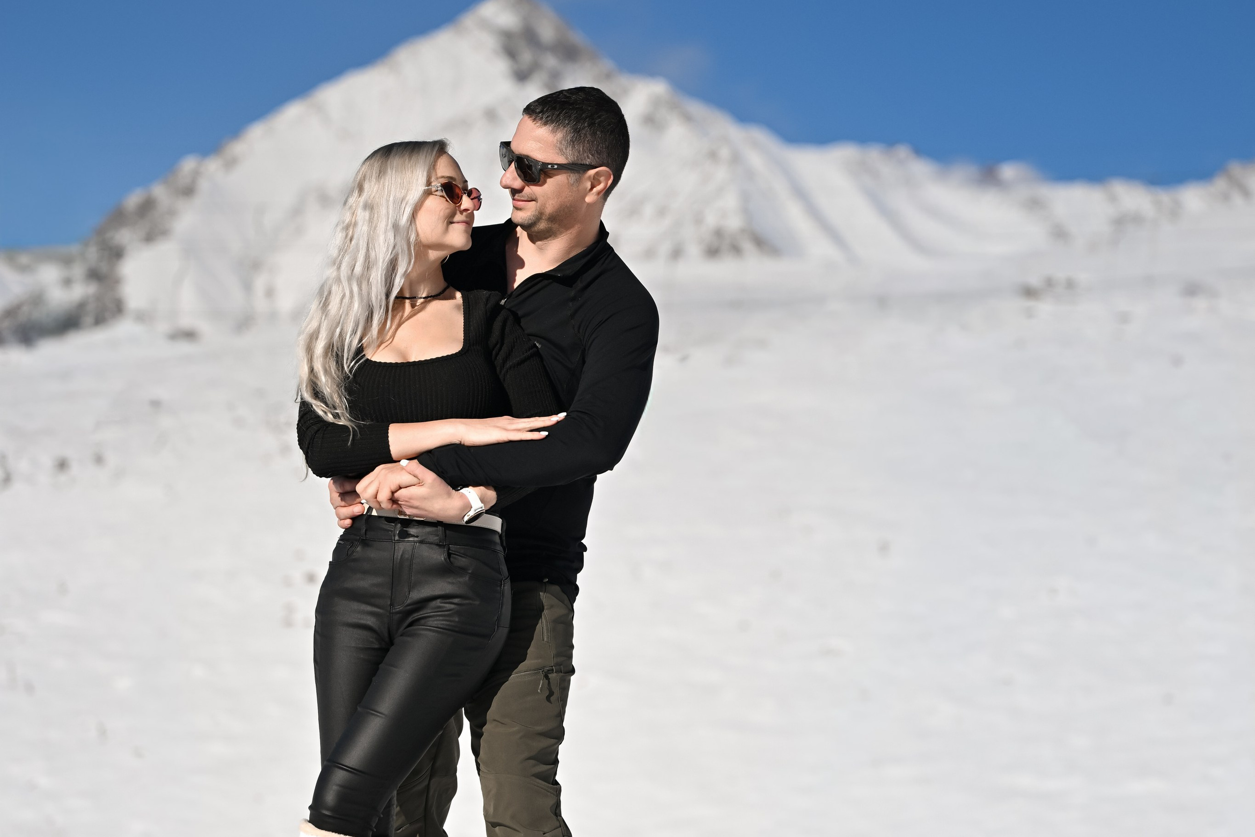 Фотограф на горнолыжке , снежная фотосессия в горах, лавстори  фотосессия в снегу