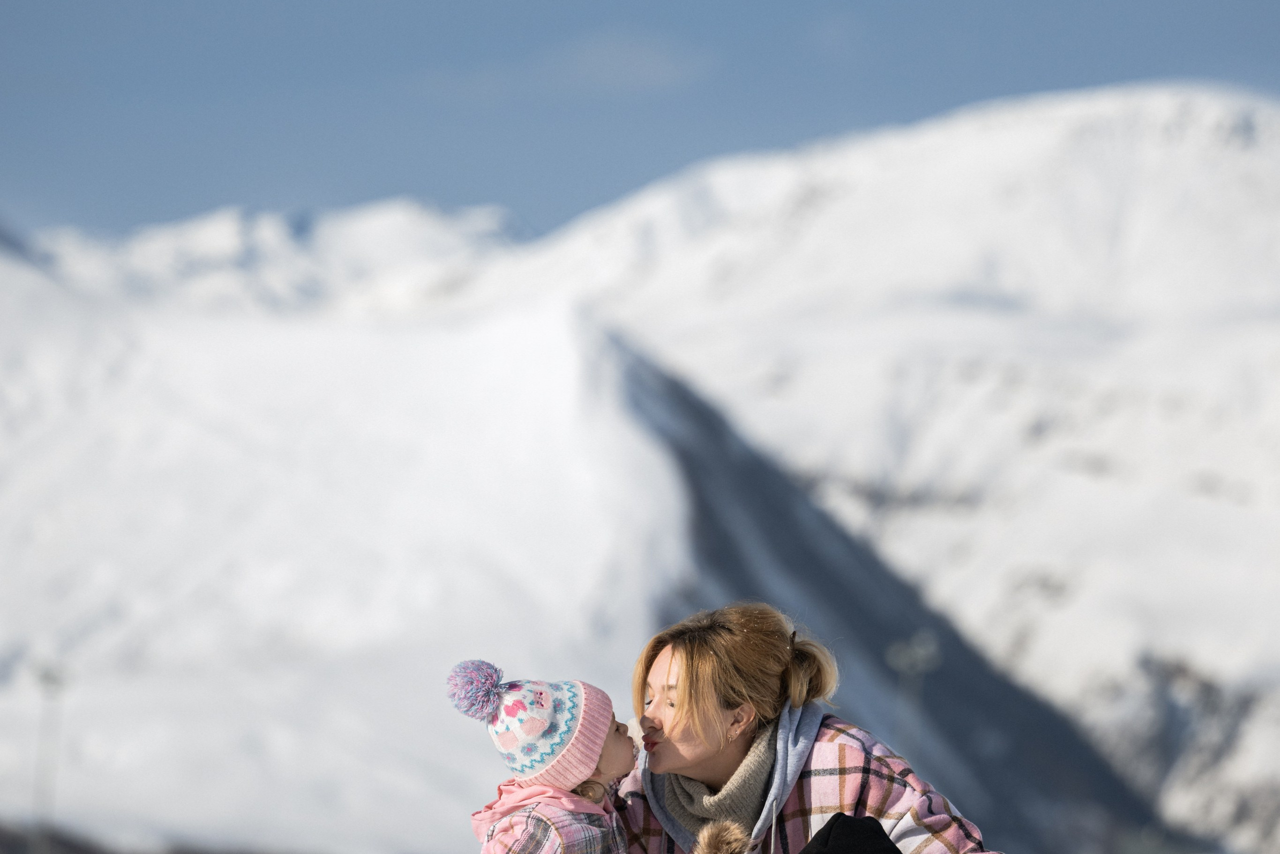 Снежная фотосессия в Гудаури. Фотосессия в Гудаури. Семейная фотосессия в Гудаури. Фотограф Гудаури. Фотосессия в Гудаури.