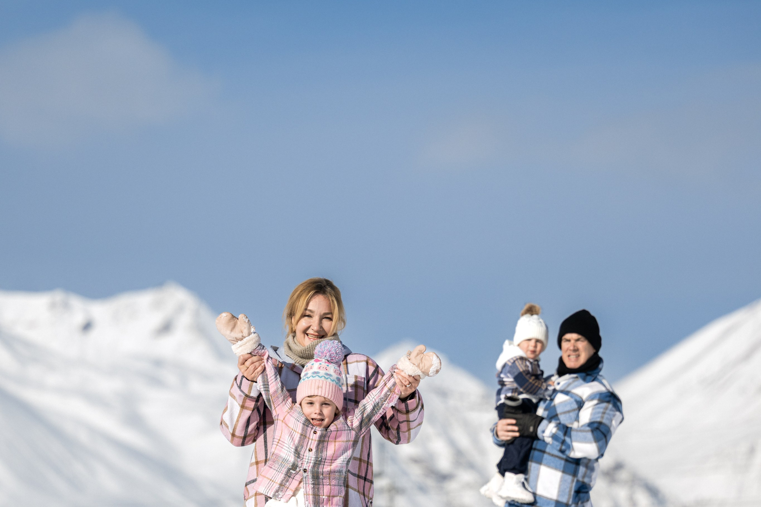 Снежная фотосессия в Гудаури. Фотосессия в Гудаури. Семейная фотосессия в Гудаури. Фотограф Гудаури. Фотосессия в Гудаури.