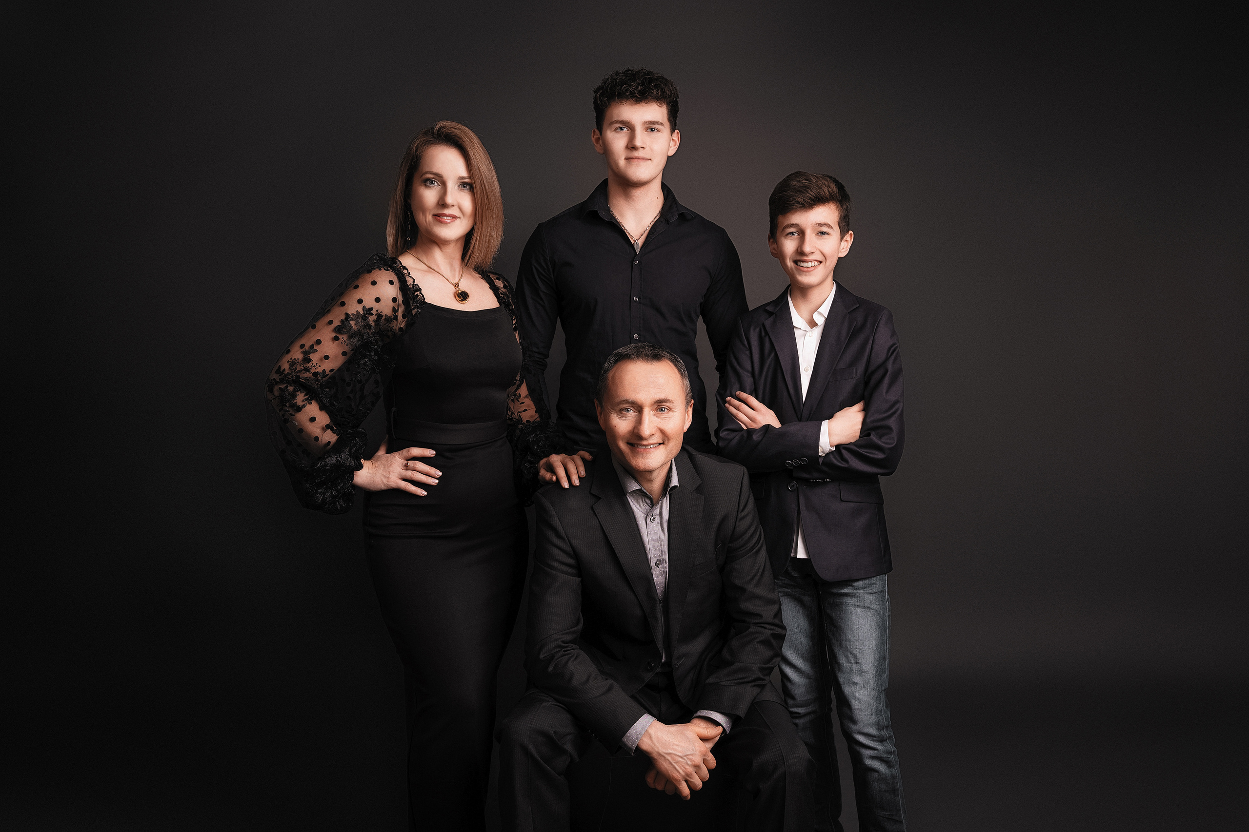 Loving family in summer. Portraitfotografie in Gründau Elena Ohnstedt