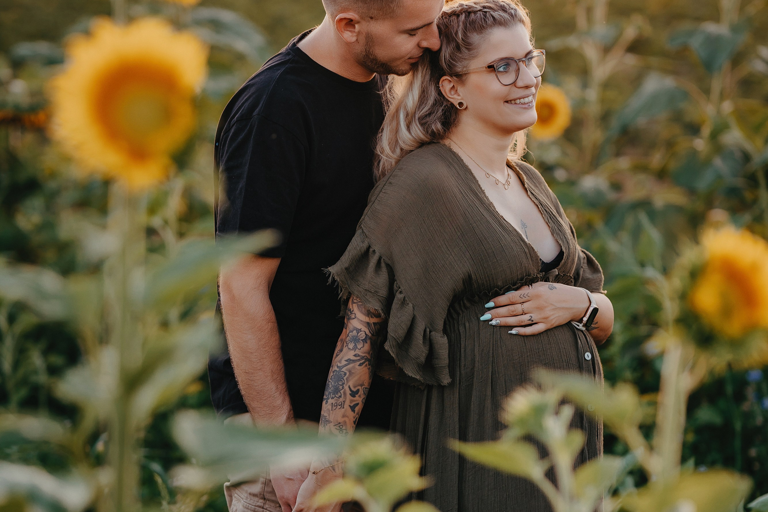 Loving family in summer. Portraitfotografie in Gründau Elena Ohnstedt