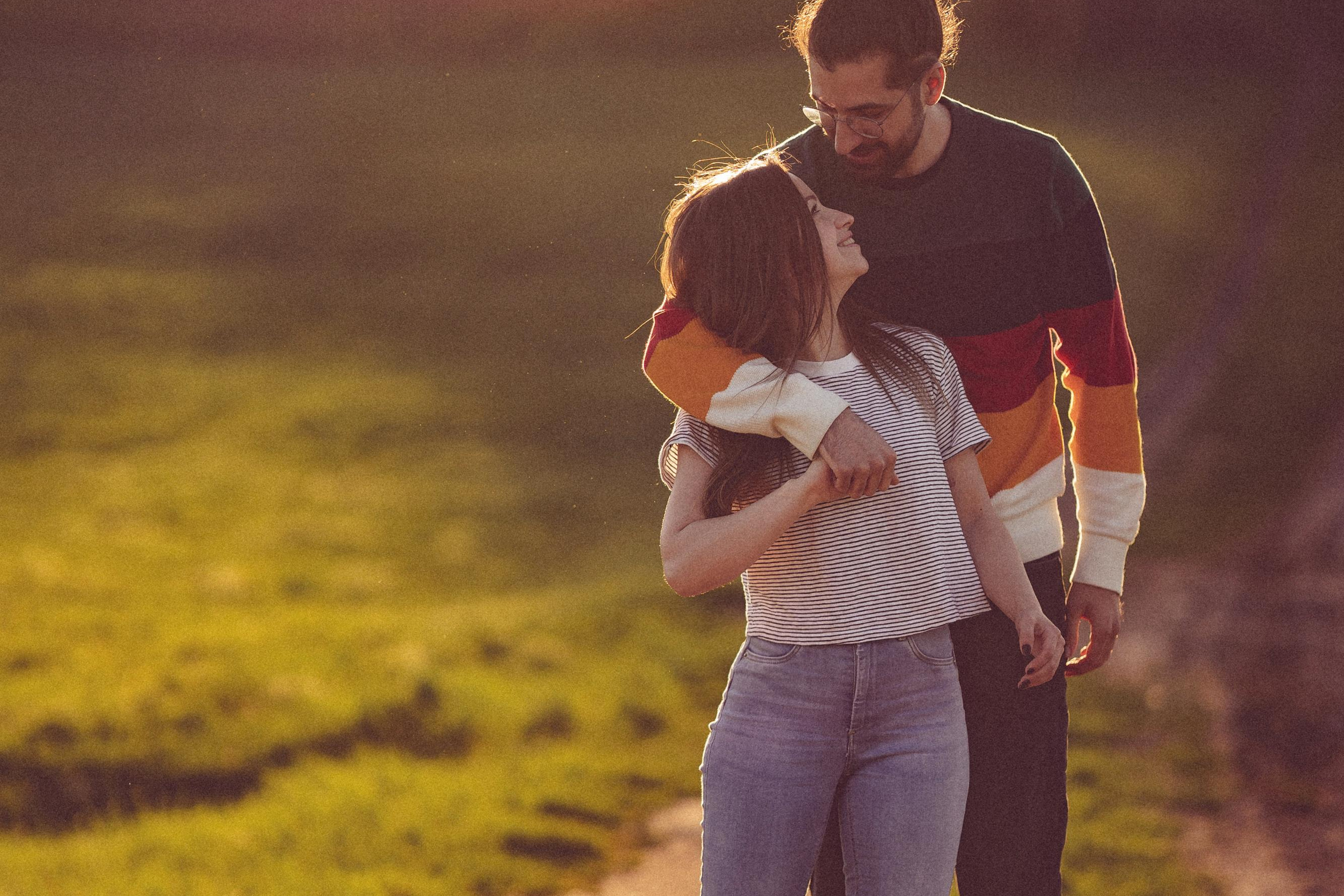 Loving family in summer. Portraitfotografie in Gründau Elena Ohnstedt