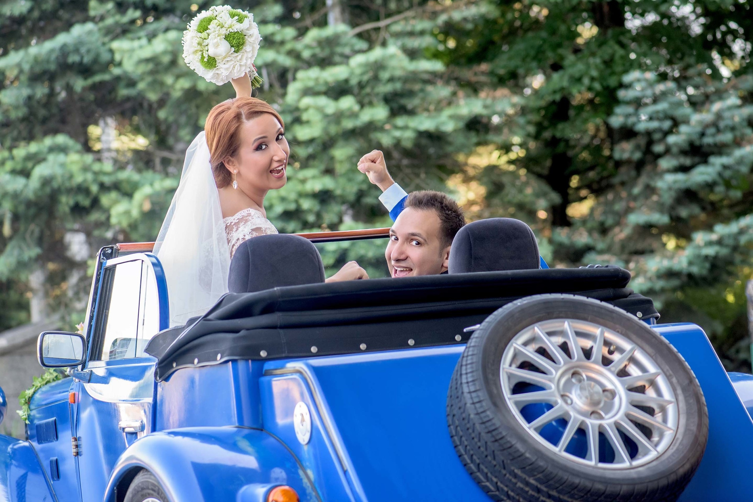 Wedding photographer Pullman Bucharest World Trade Center Groom and bride driving a car Nikon D850