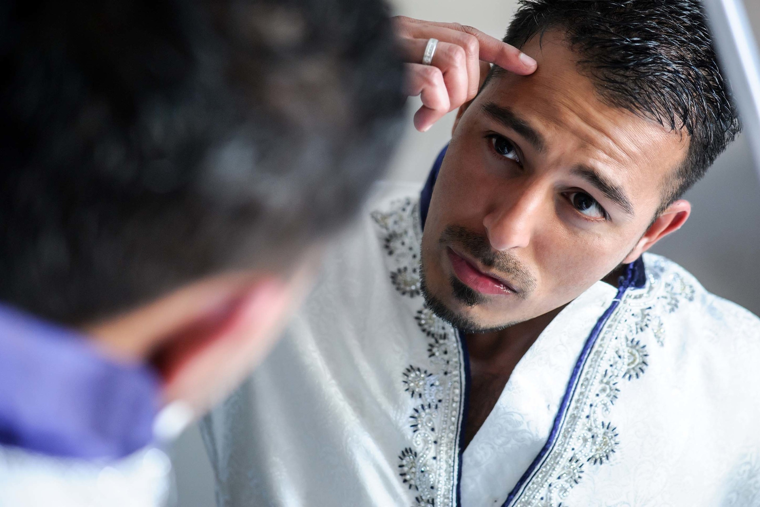 Wedding photographer Slough, UK Groom in the mirror Nikon D850