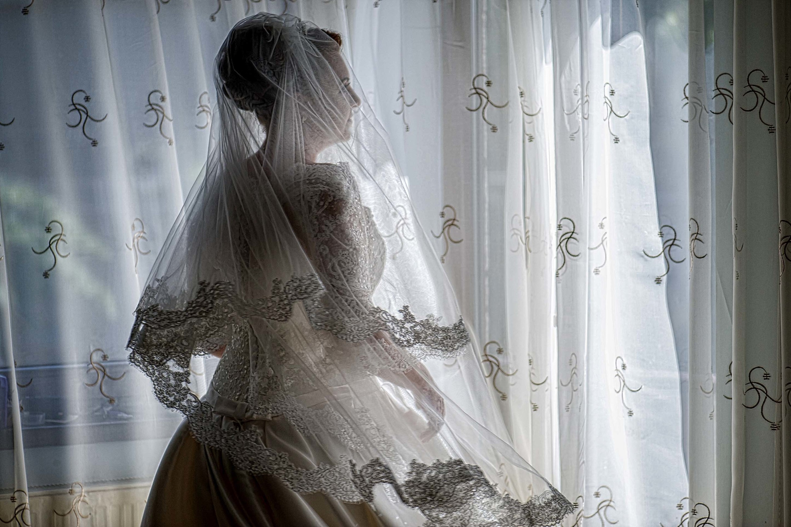 Wedding photographer Hilton St Anne’s Manor, Bracknell Nikon D850 bride getting ready