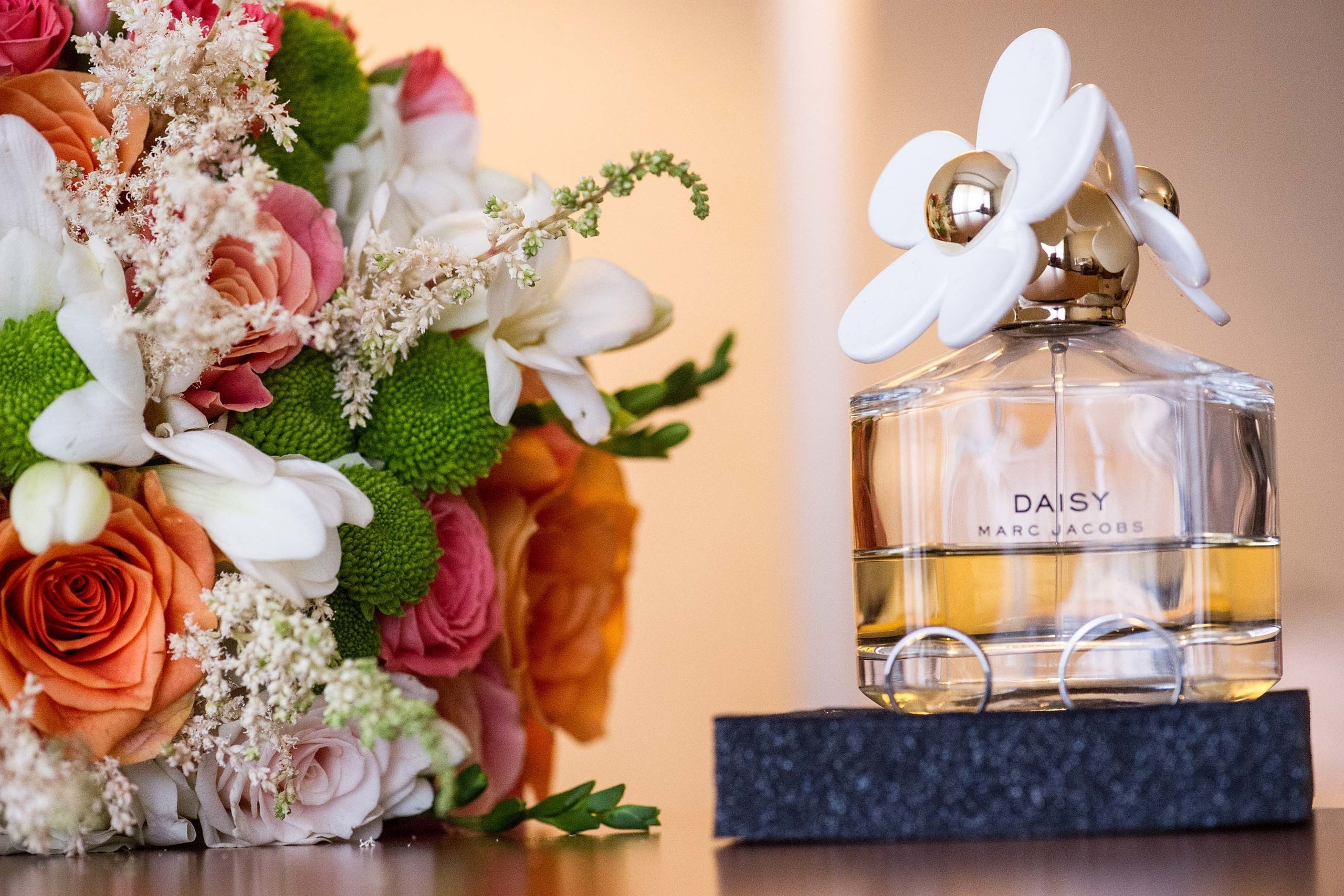 Wedding photographer Constanta, Romania Nikon D850 bridal bouquet and perfume Daisy Marc Jacobs