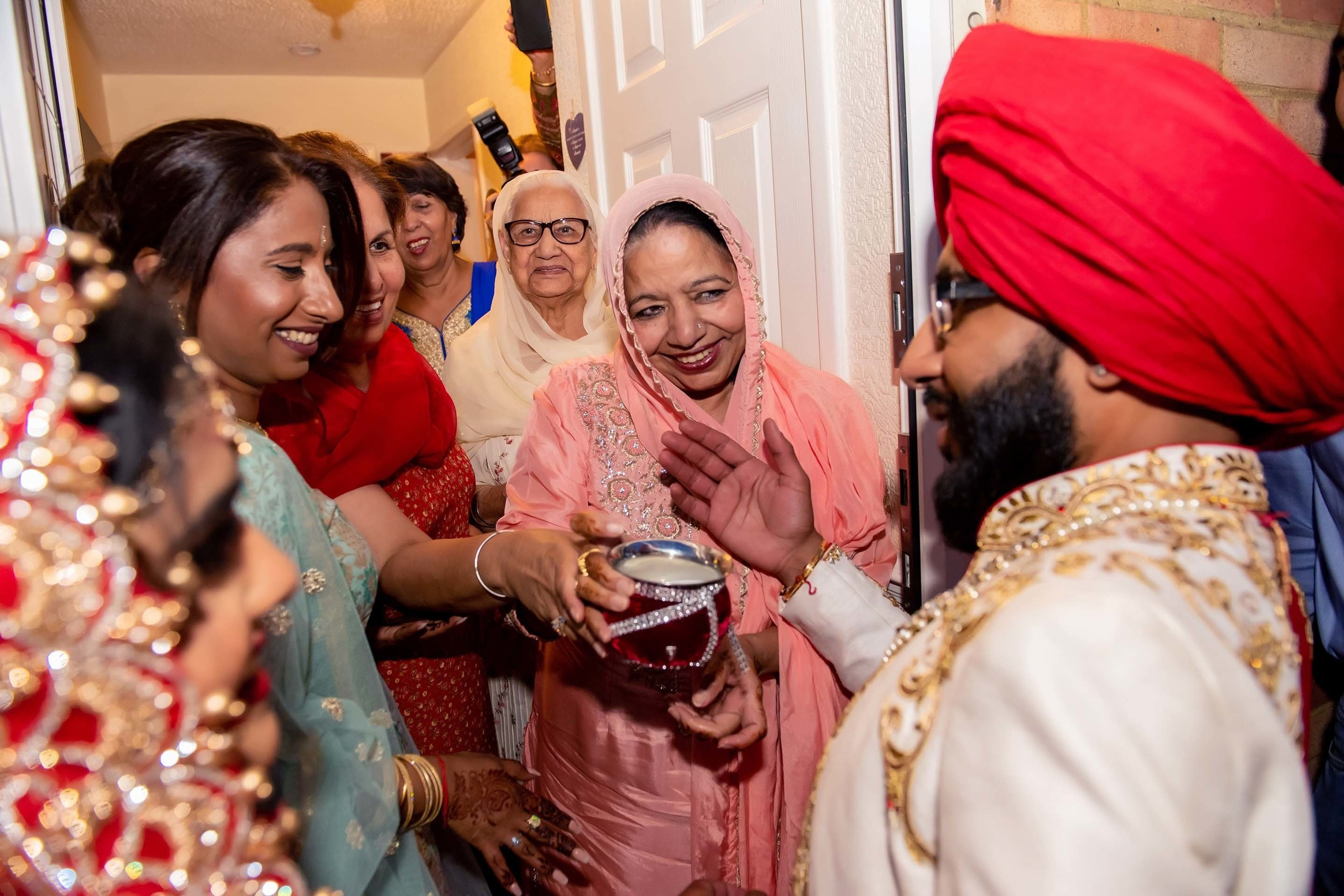 Wedding photographer Wrest Park, Bedfordshire UK Nikon D850 Groom negotiating his entrance into the bride's house