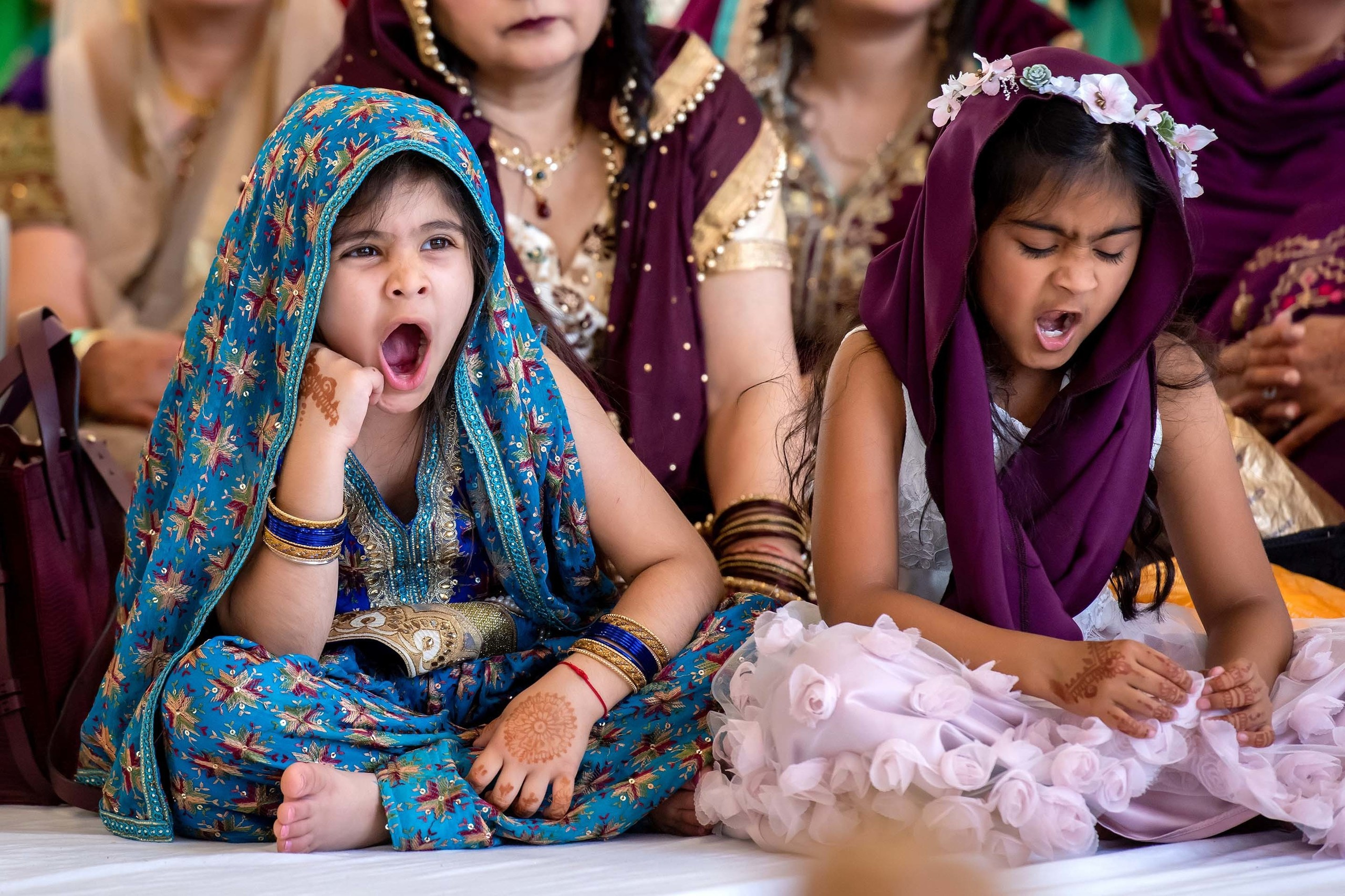 Wedding photographer Guru Nanak Darbar Gurdwara London UK Nikon D850 small girls yawning during  Sikh wedding religious ceremony